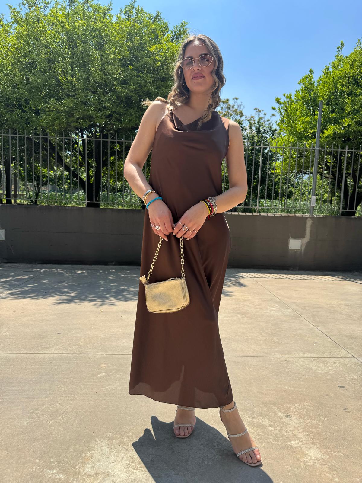 Vestito lungo effetto raso con scollo morobido