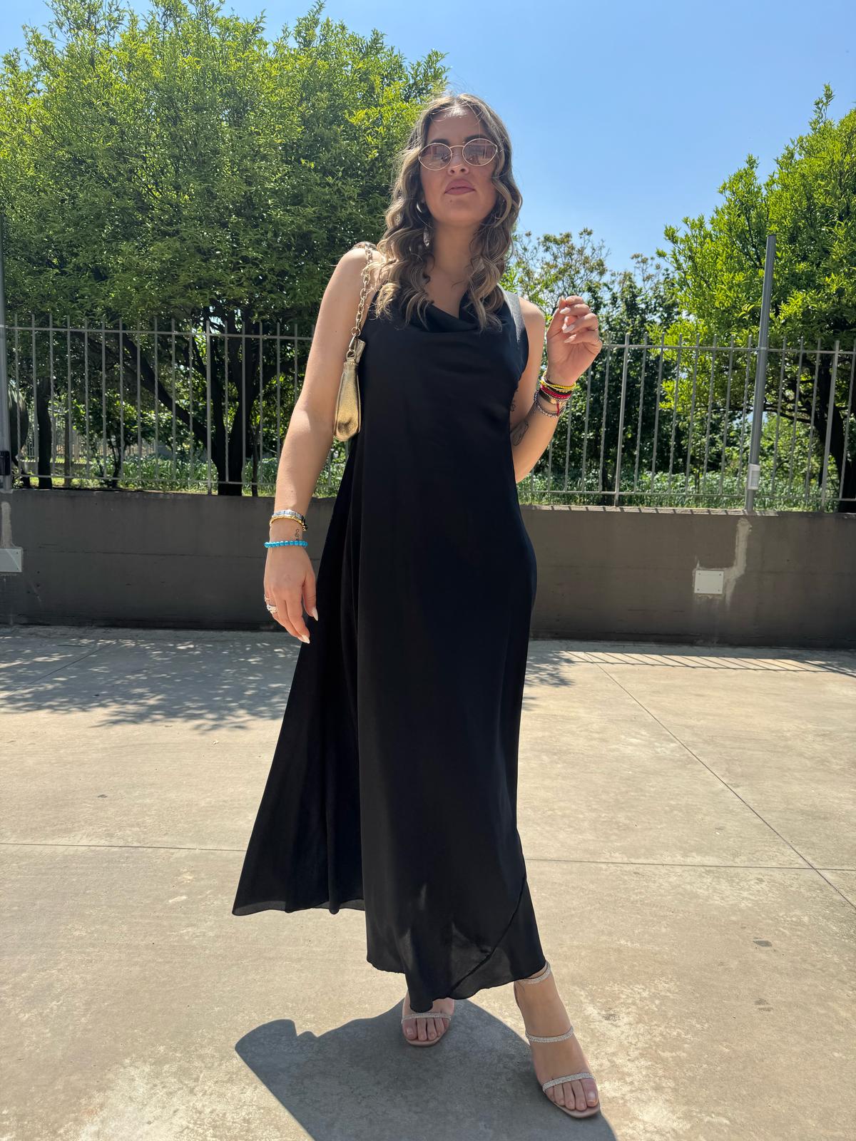 Vestito lungo effetto raso con scollo morobido