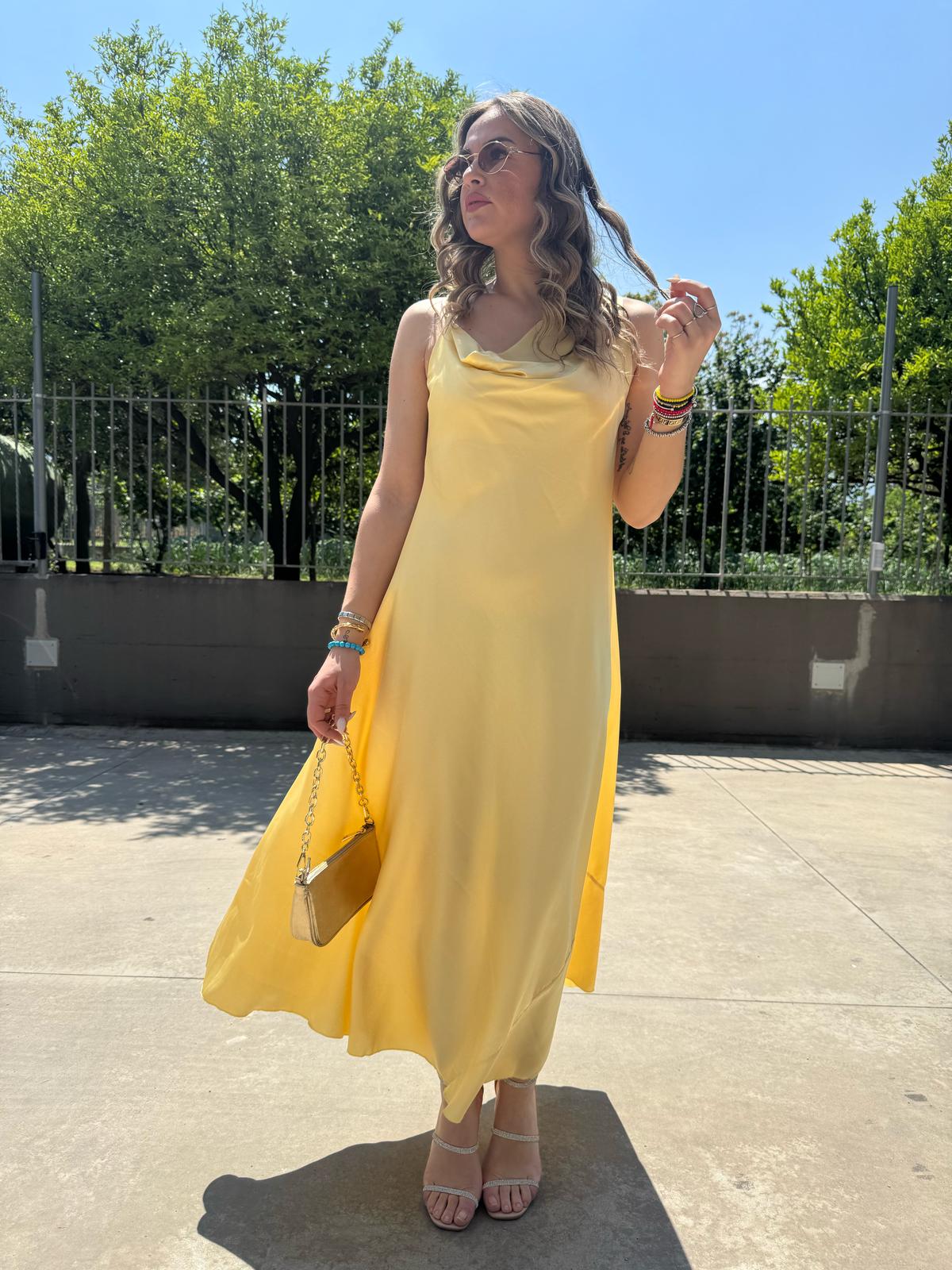 Vestito lungo effetto raso con scollo morobido