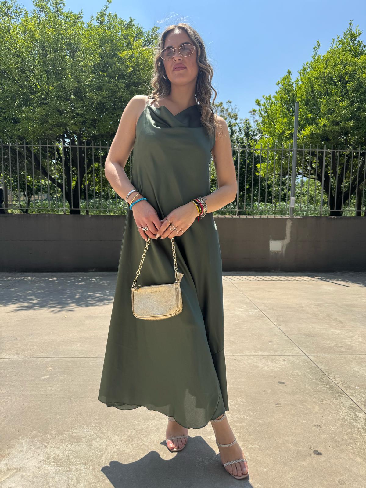 Vestito lungo effetto raso con scollo morobido