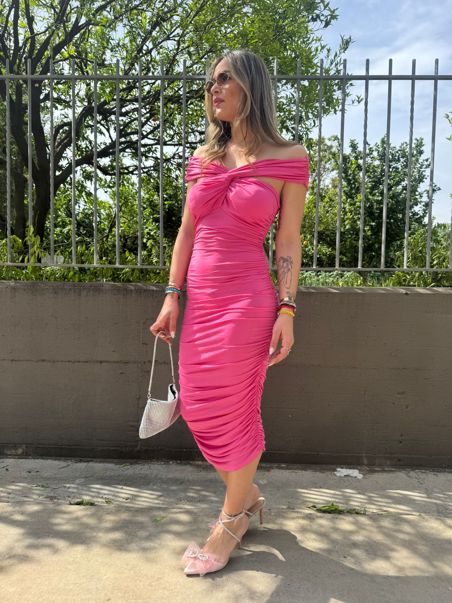 Vestito in lycra con drappeggio e scollo incrocio