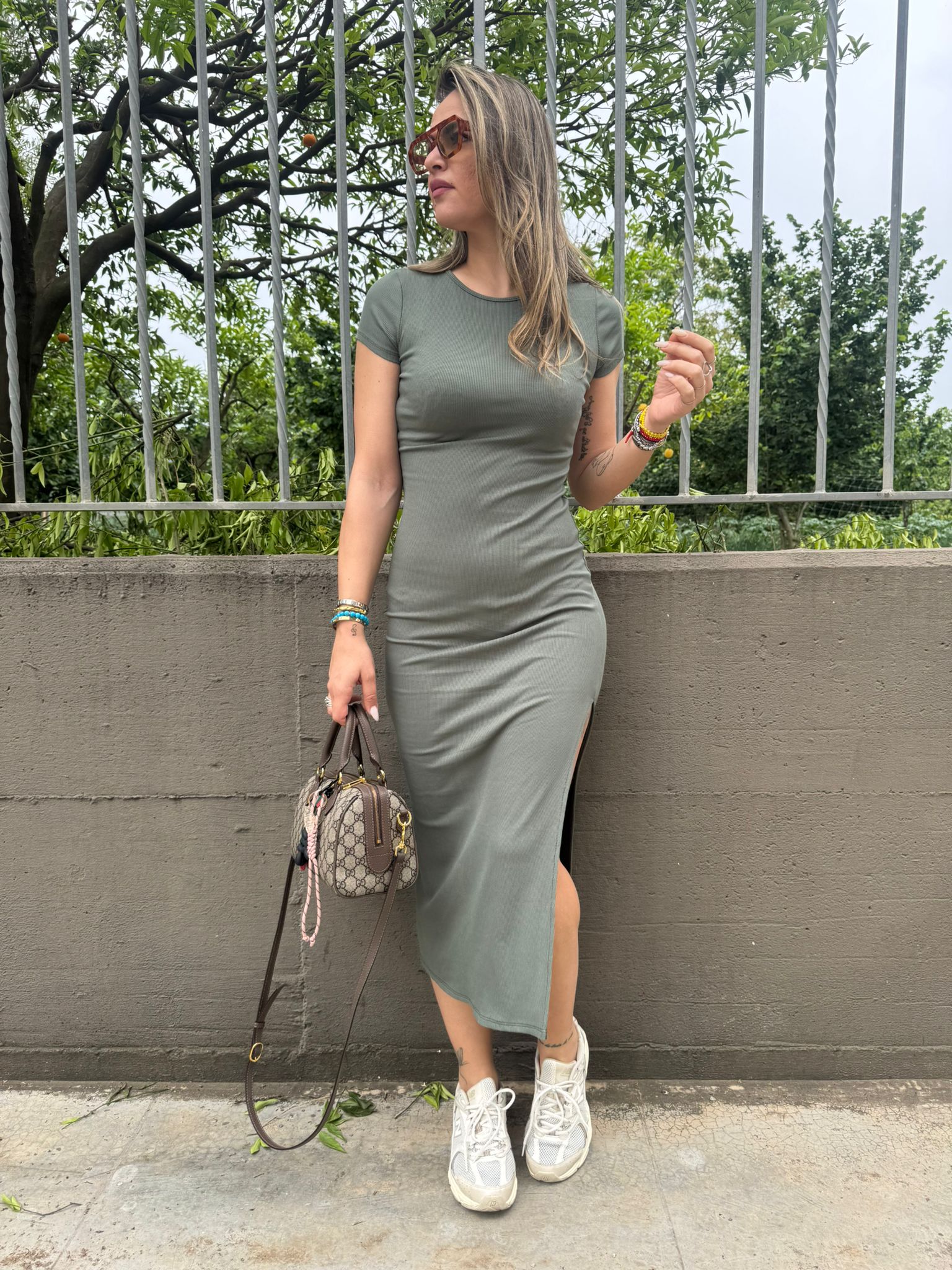 Vestito midi a costine con spacco laterale