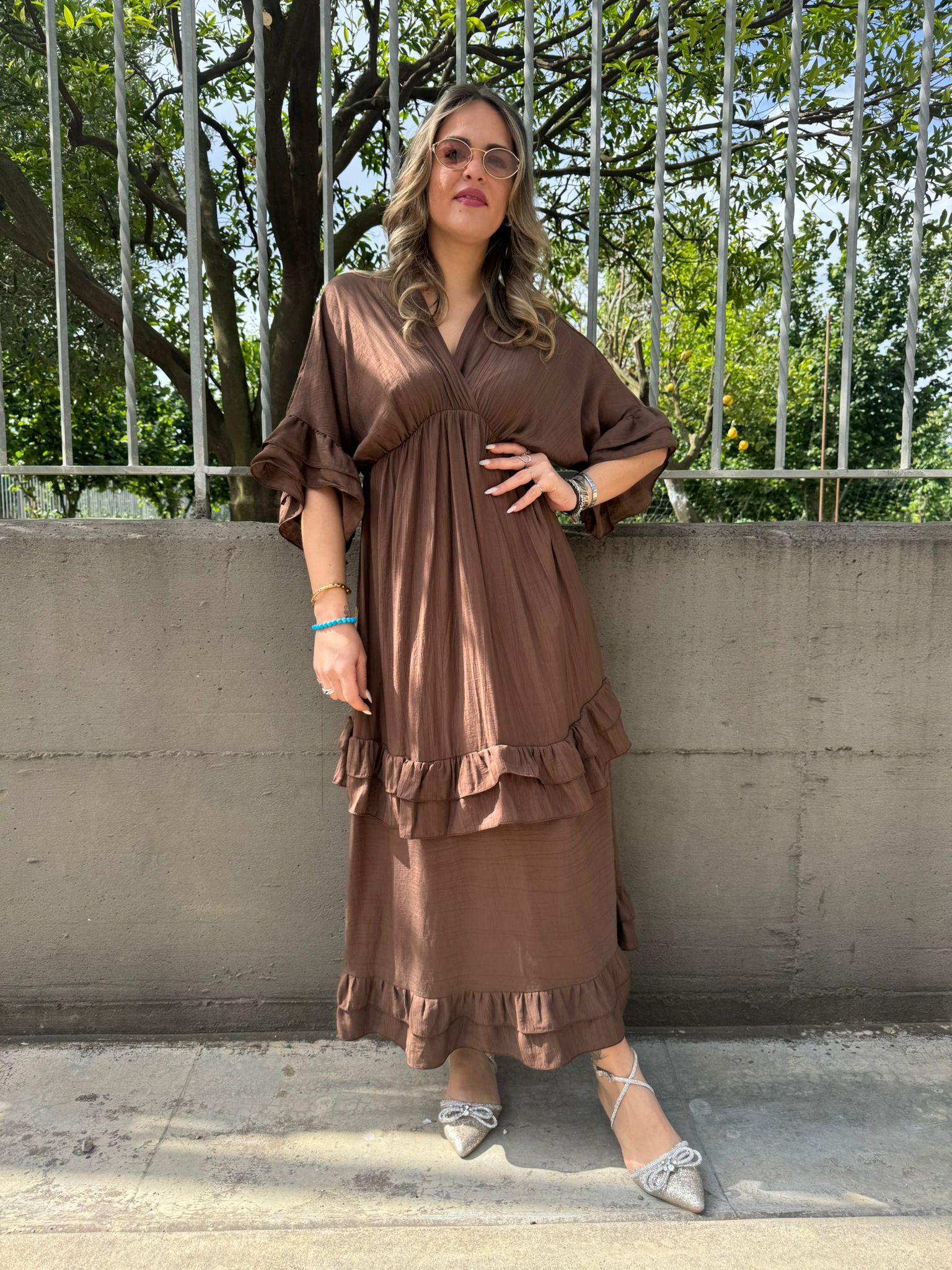 Vestito lungo con volant alle maniche