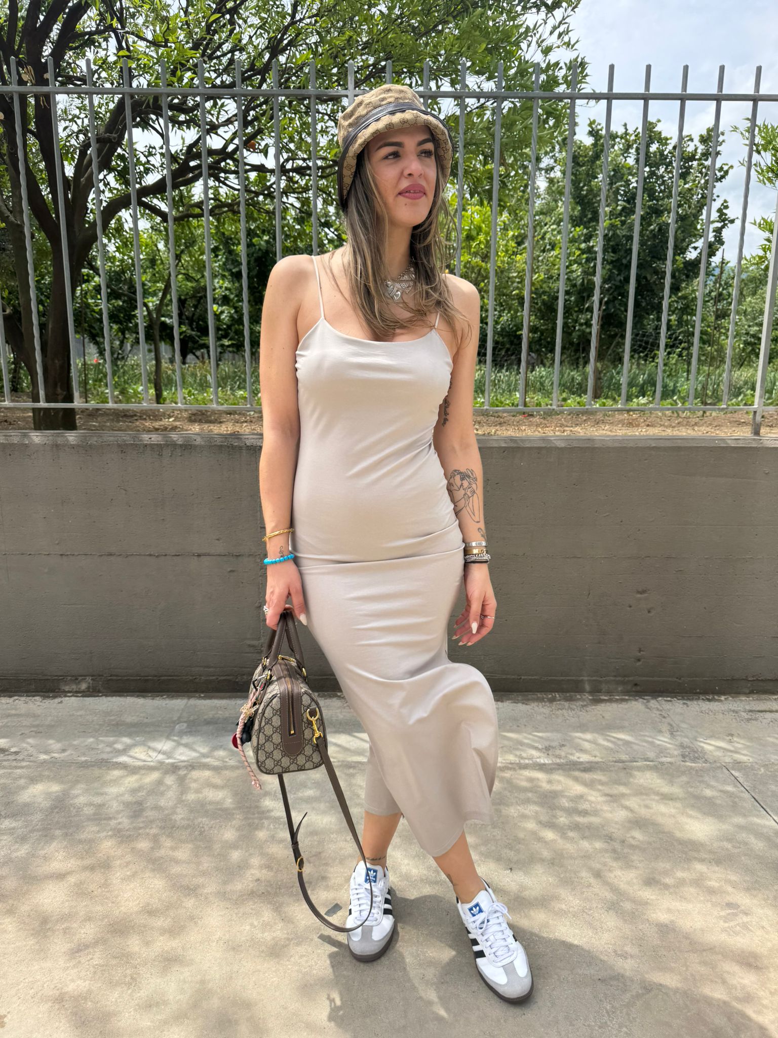 Vestito midi basic con bretelline sottili