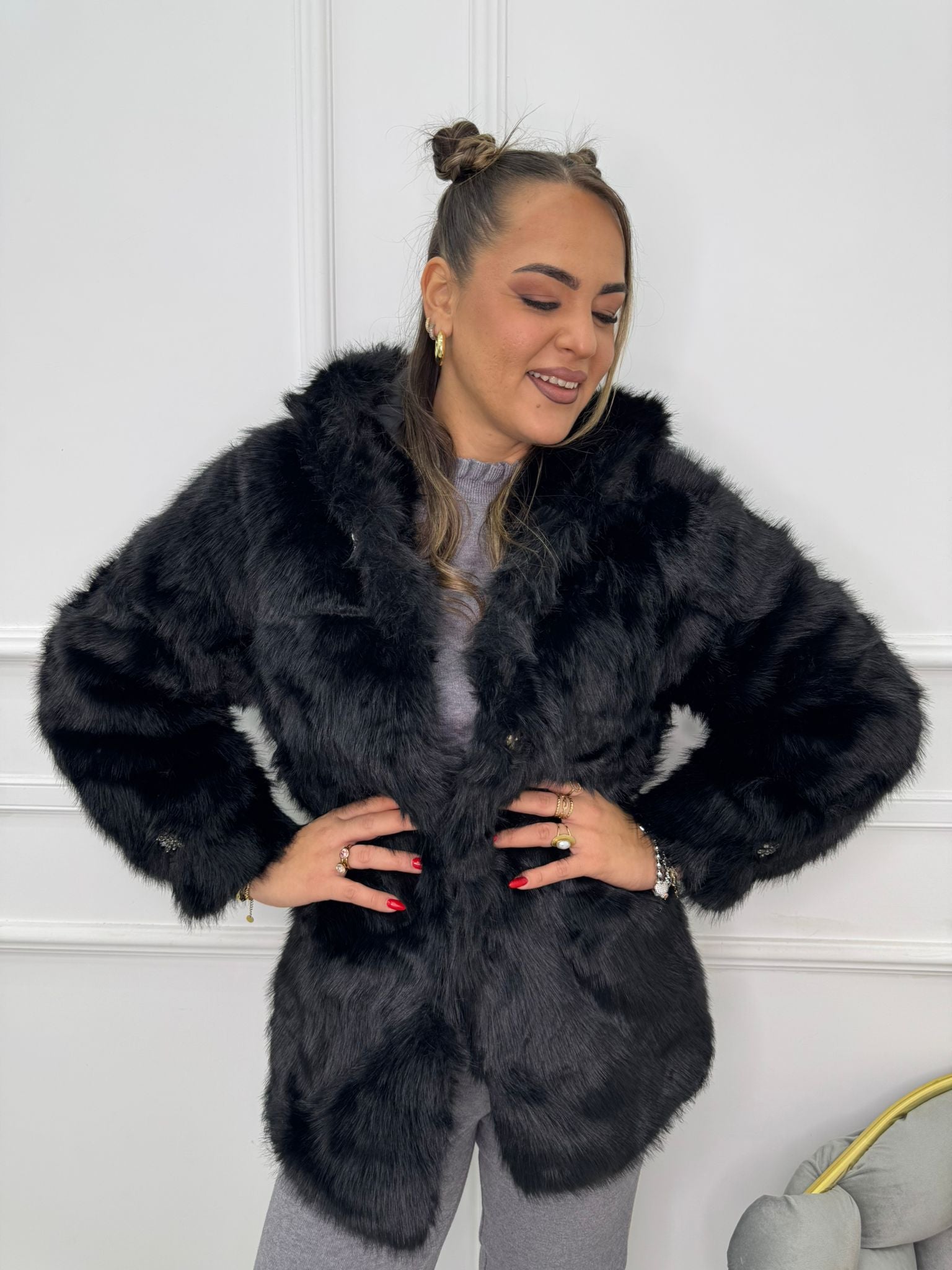 Pelliccia eco over con bottone gioiello