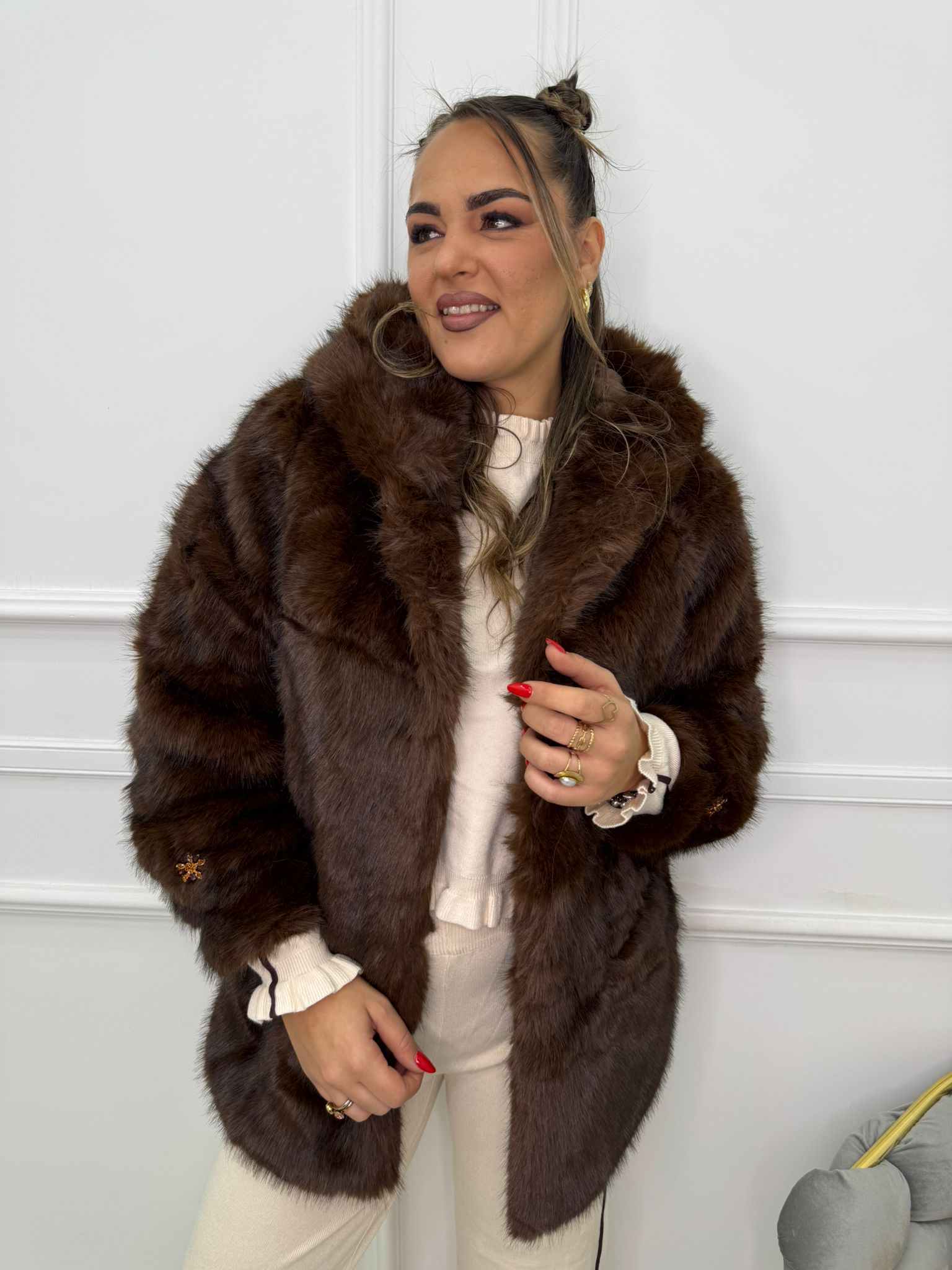 Pelliccia eco over con bottone gioiello