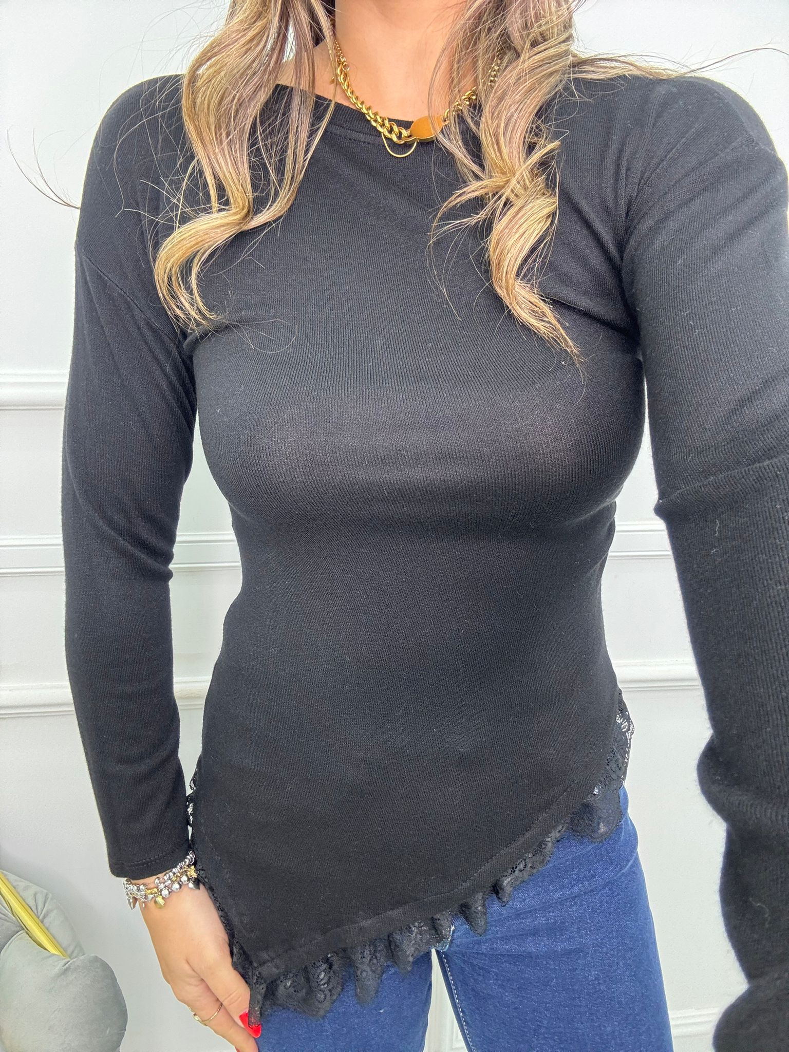 Maglia asimmetrica con merletto sotto