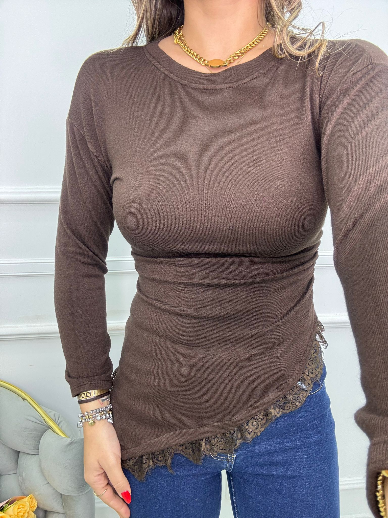 Maglia asimmetrica con merletto sotto