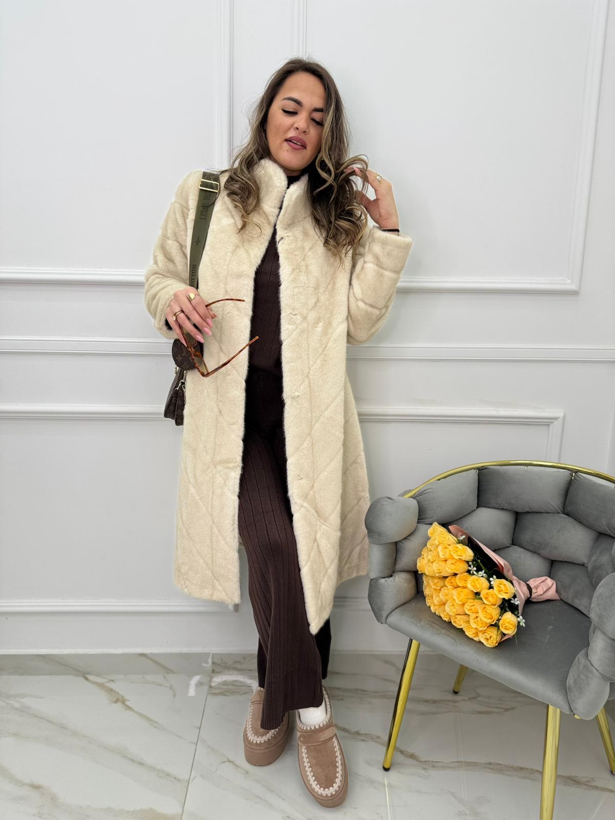 Pelliccia lunga con tasche laterali