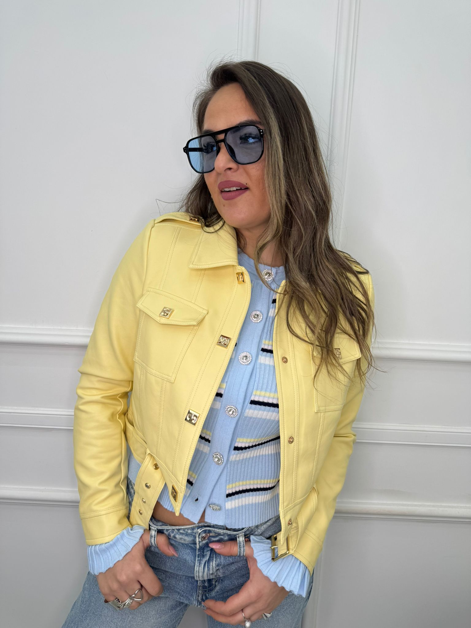 Giubbino in eco pelle con bottoni oro e cintura in vita