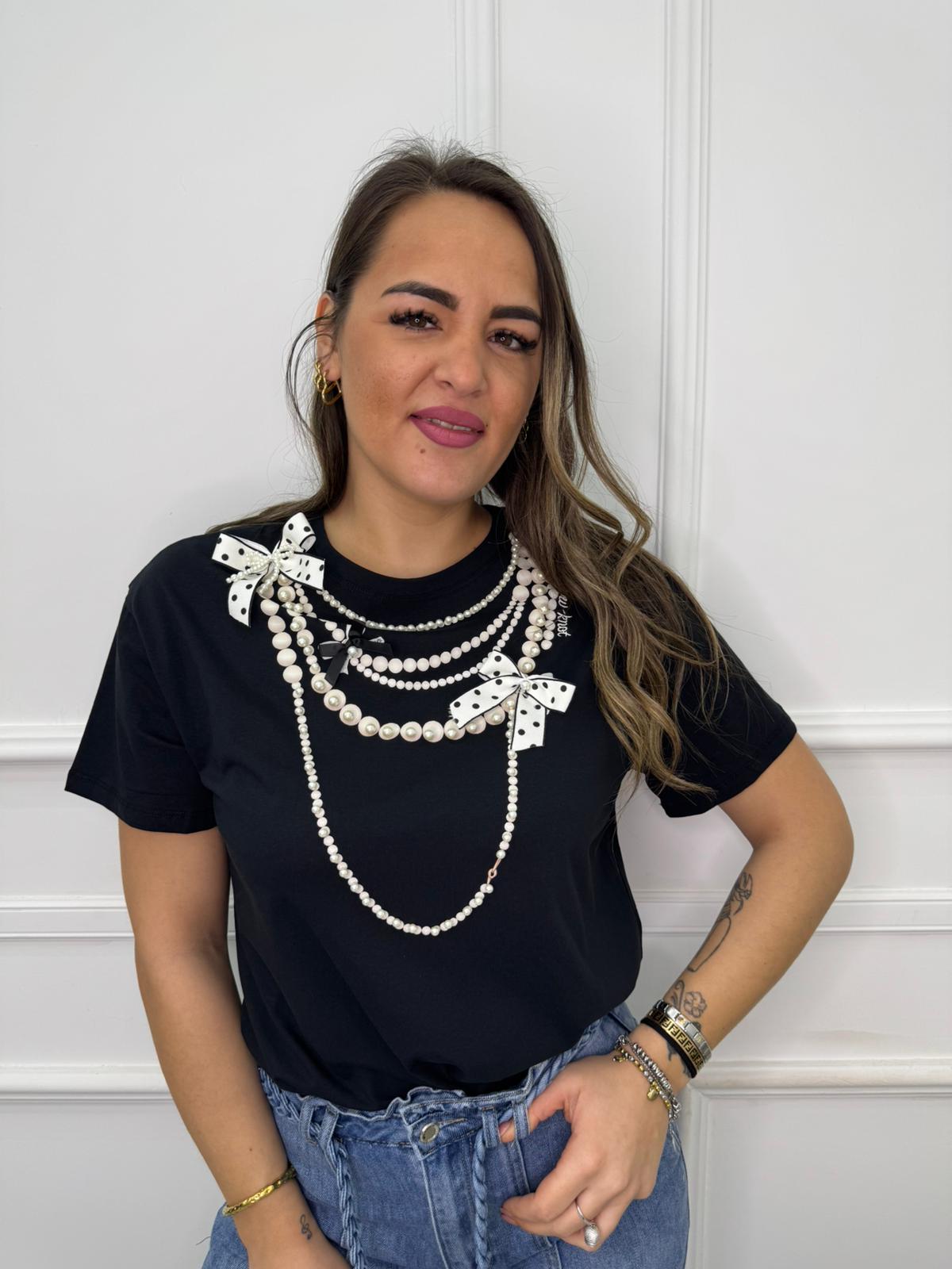 T-shirt con perle e fiocchi