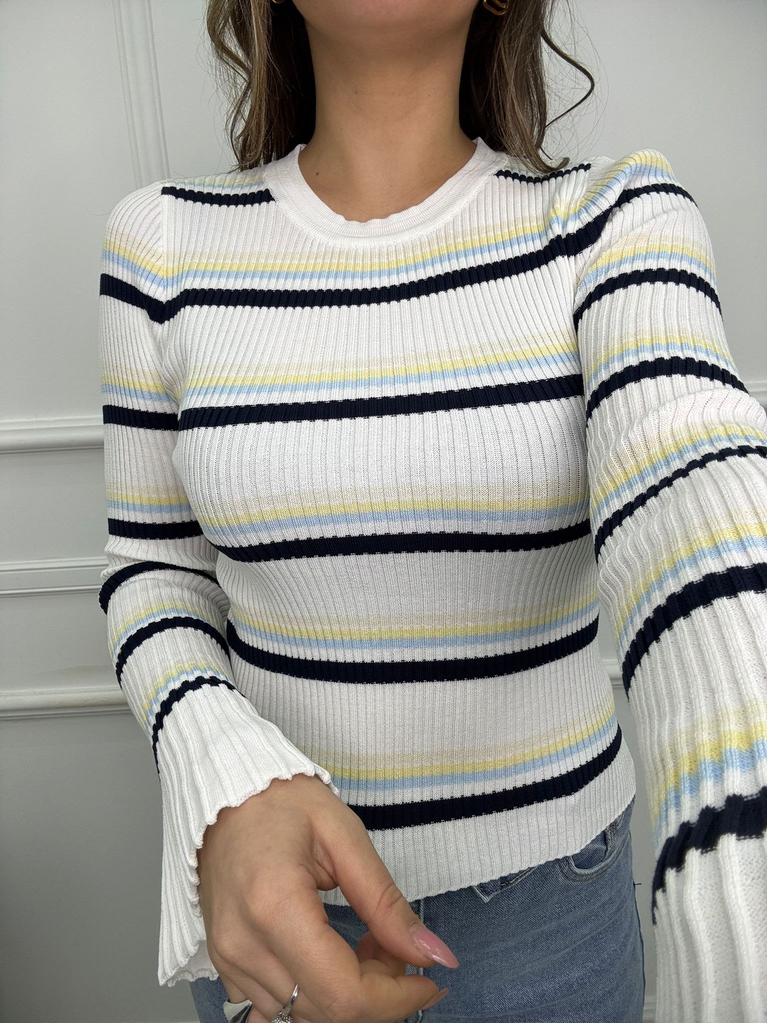 Maglia a costine fantasia righe con manica a campana