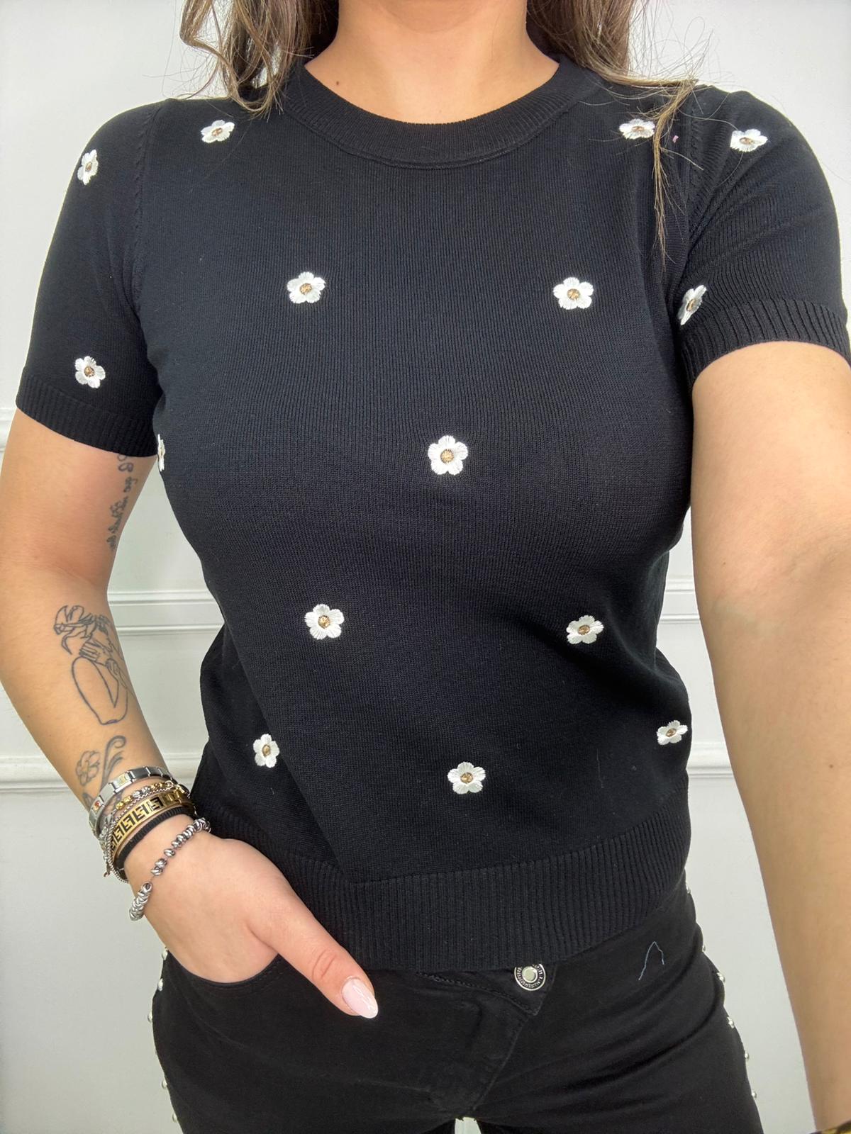 Maglia in filo mezza manica con fiori ricamati