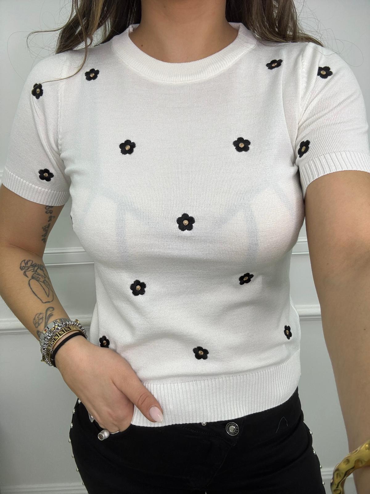 Maglia in filo mezza manica con fiori ricamati