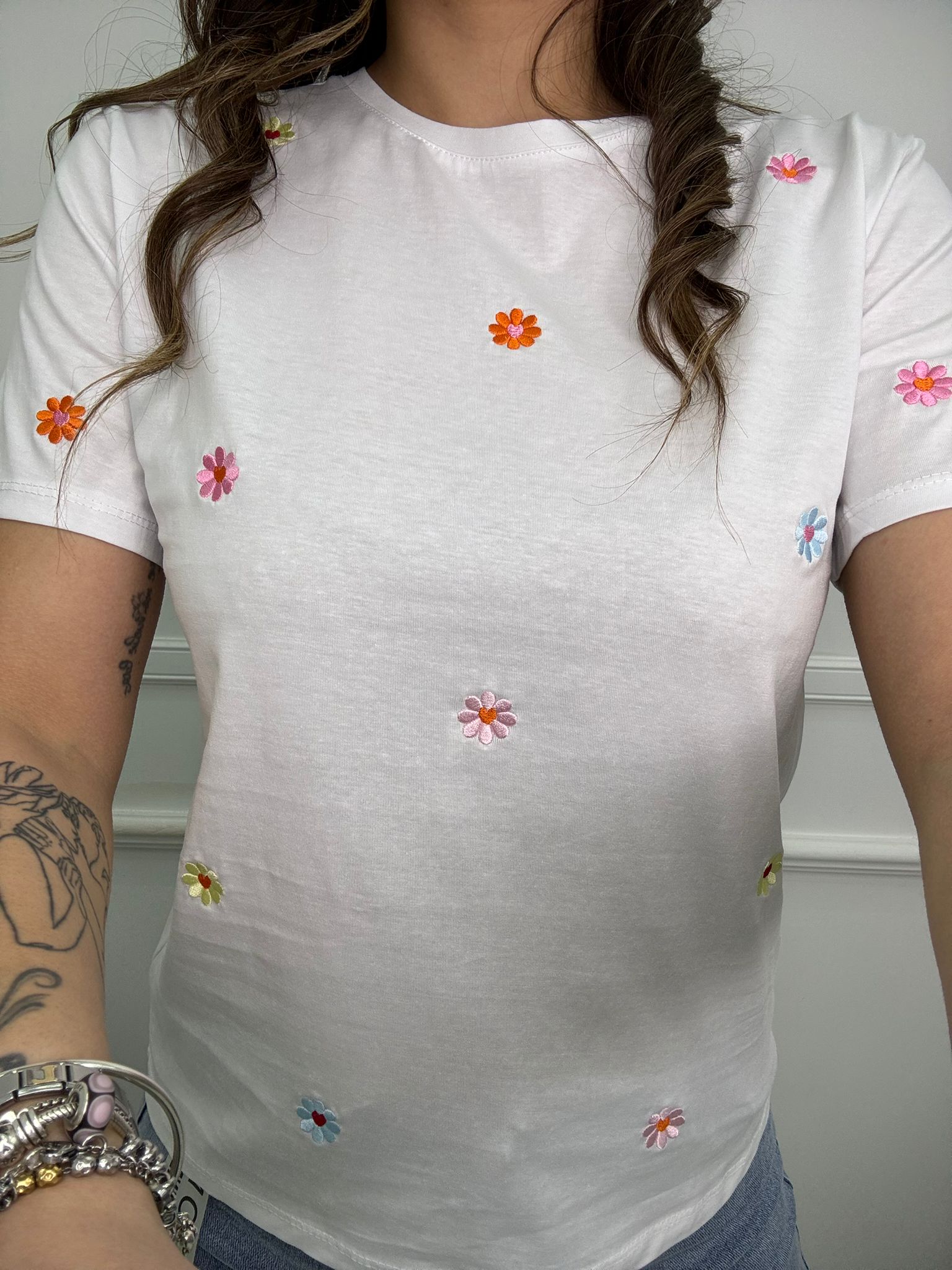 T-shirt tinta unita con fiori ricamati