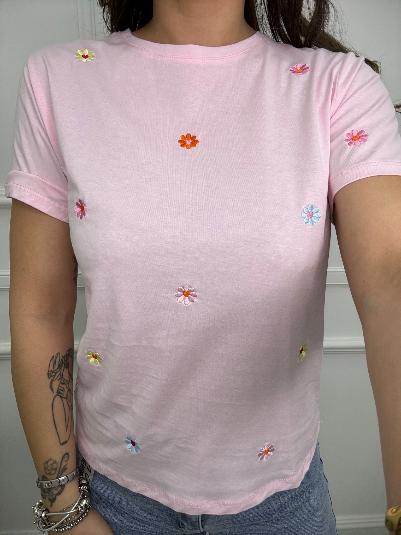 T-shirt tinta unita con fiori ricamati