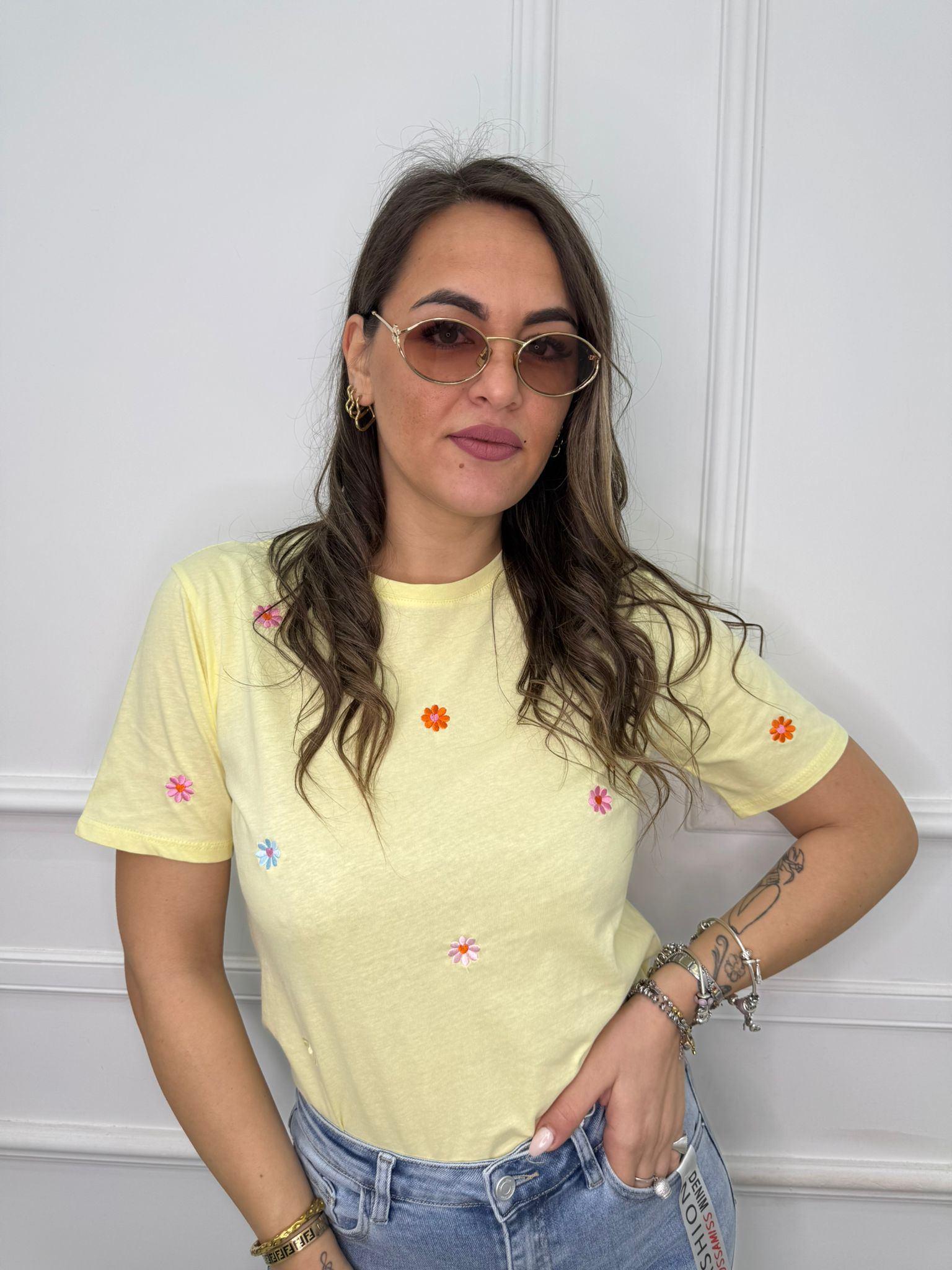 T-shirt tinta unita con fiori ricamati