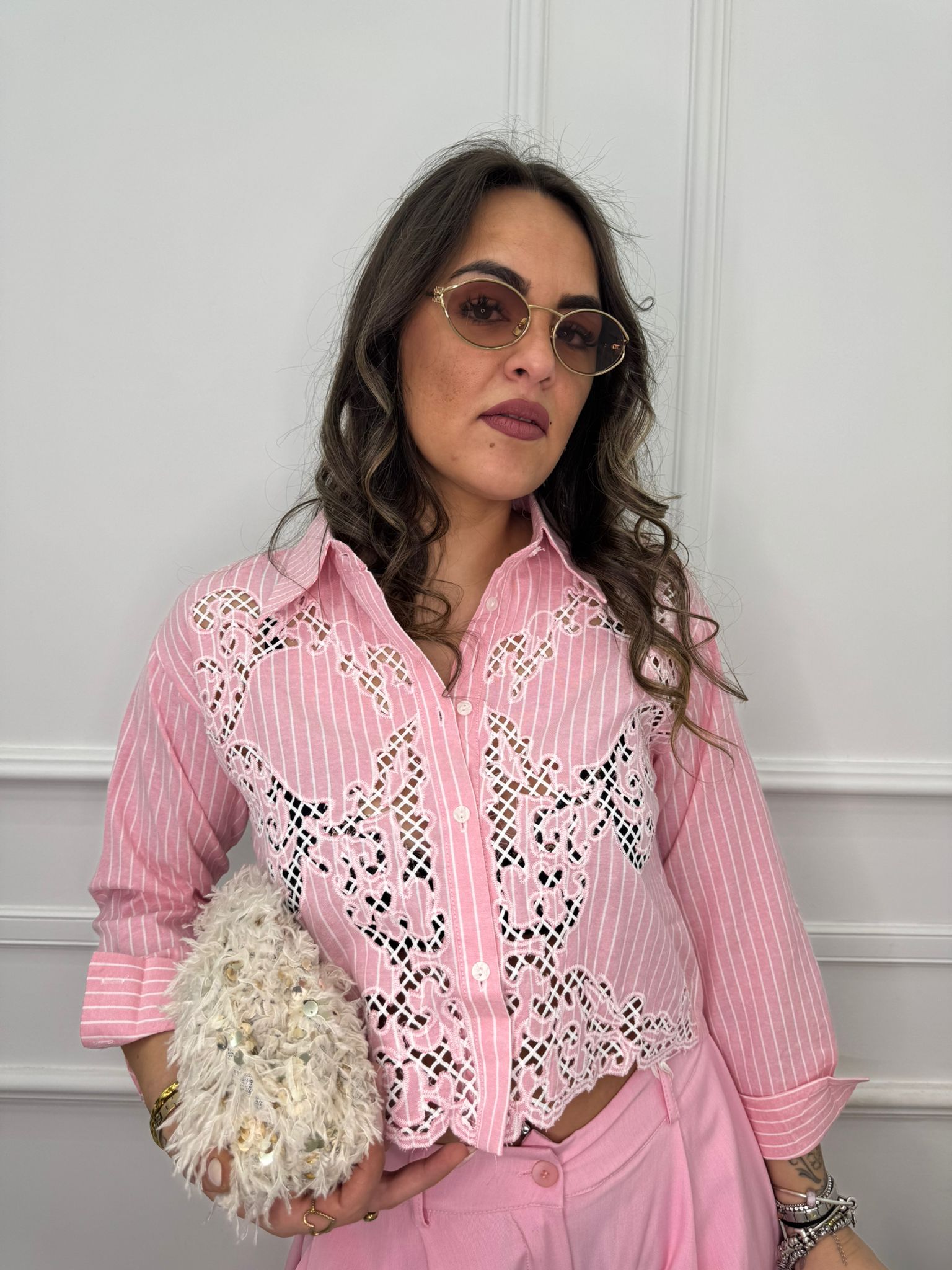 Camicia a righe crop con ricami traforati