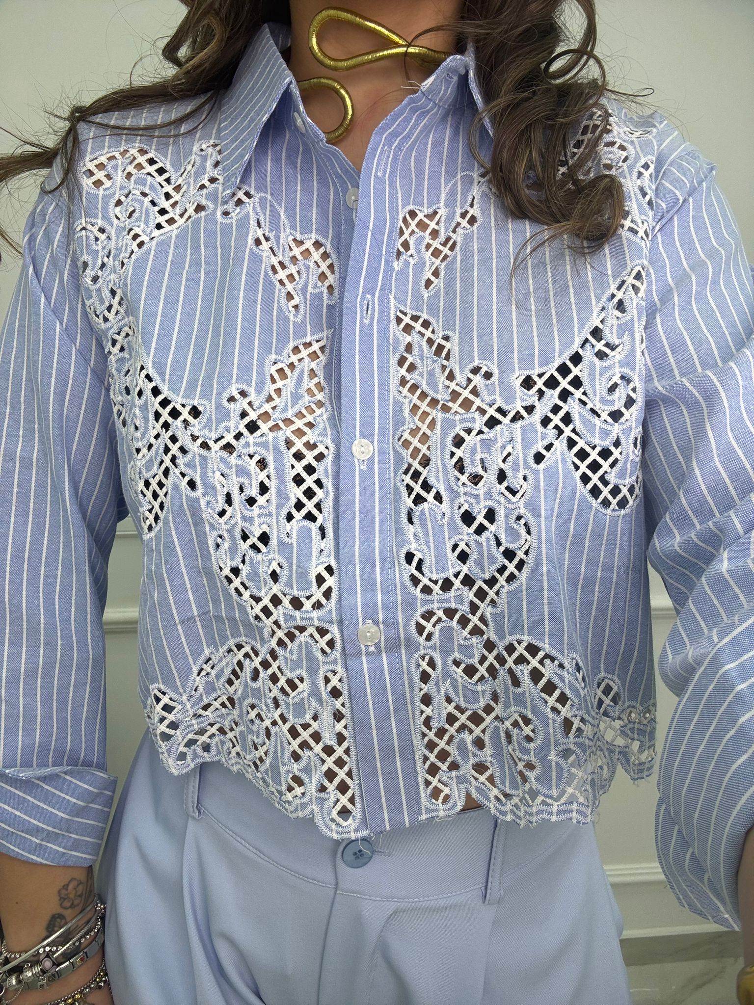 Camicia a righe crop con ricami traforati