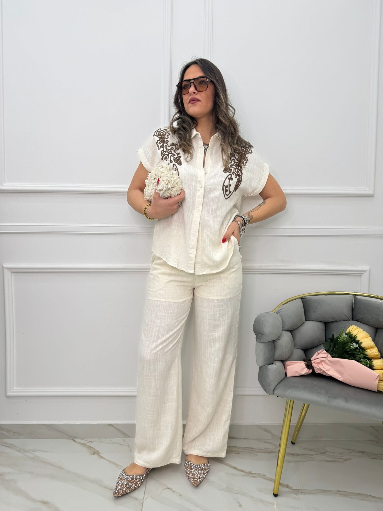Coordinato 2 pezzi con camicia mezza manica con ricami