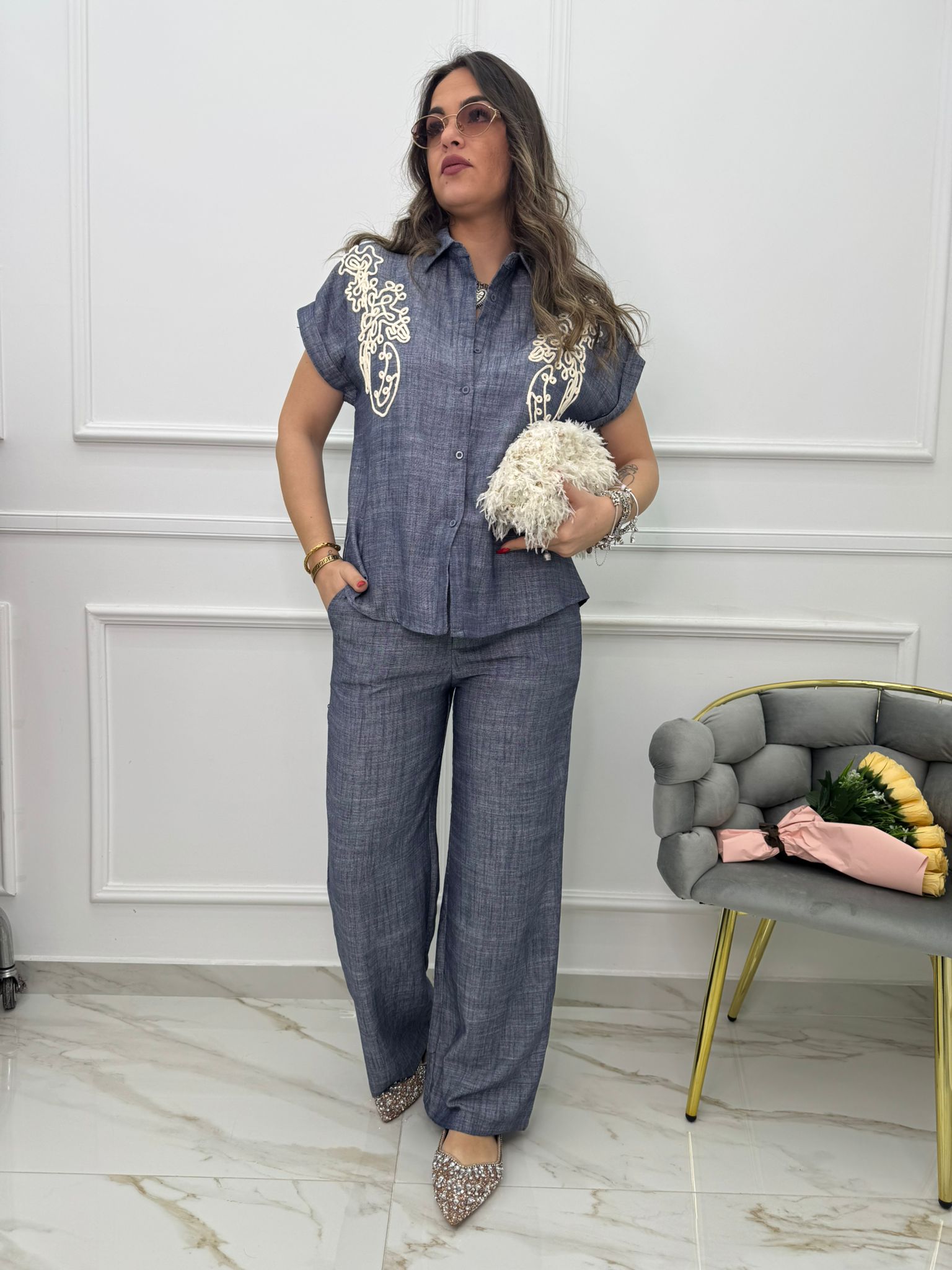 Coordinato 2 pezzi con camicia mezza manica con ricami