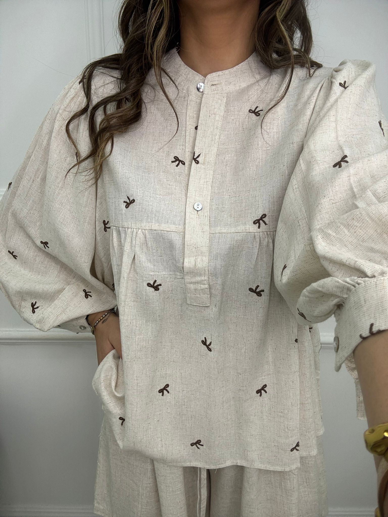 Camicia in simil lino over con fiocchi ricamati