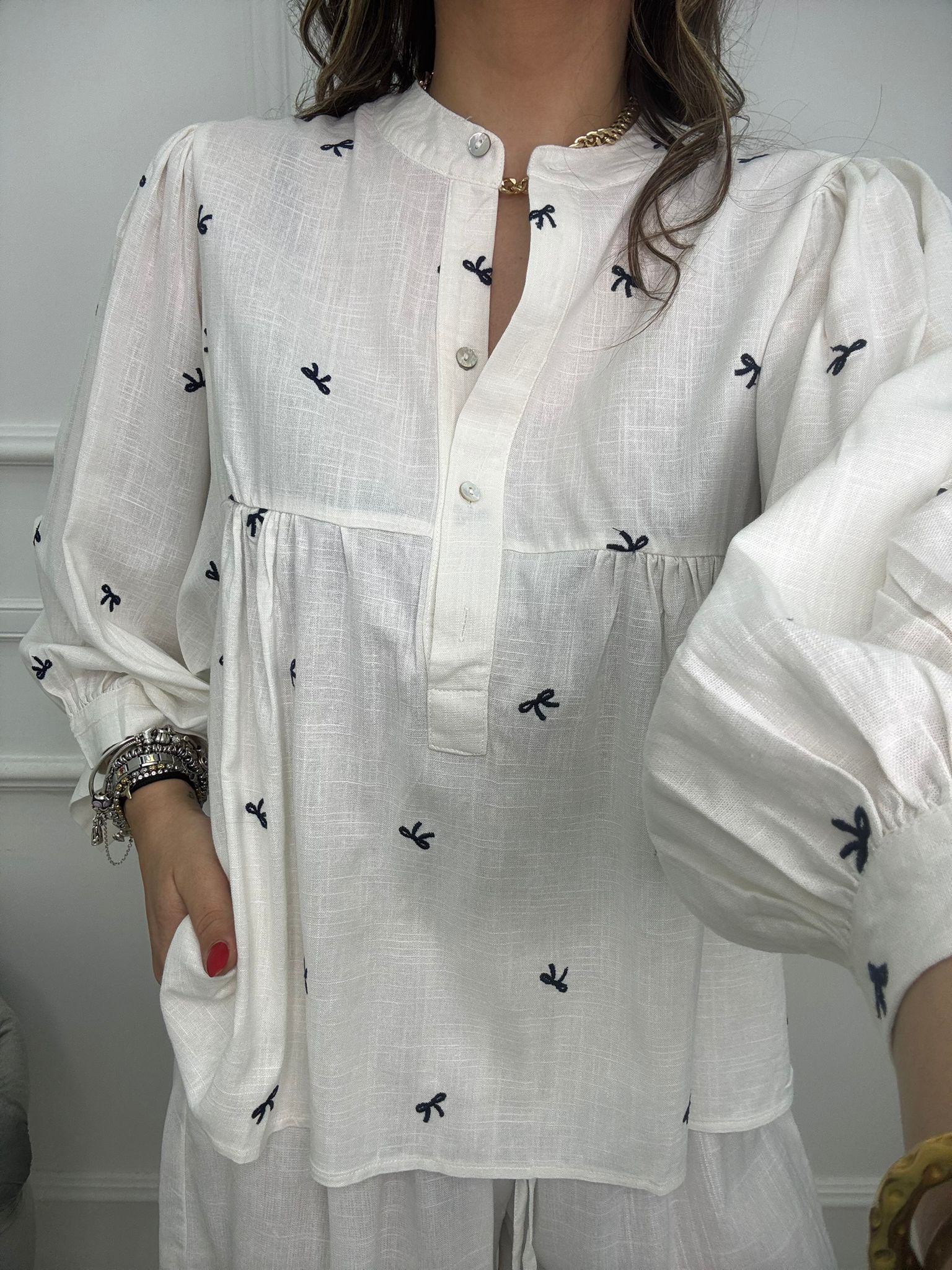 Camicia in simil lino over con fiocchi ricamati