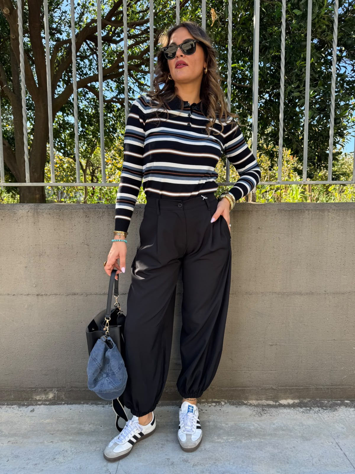 Pantalone balloon tinta unita con elastico alle caviglie