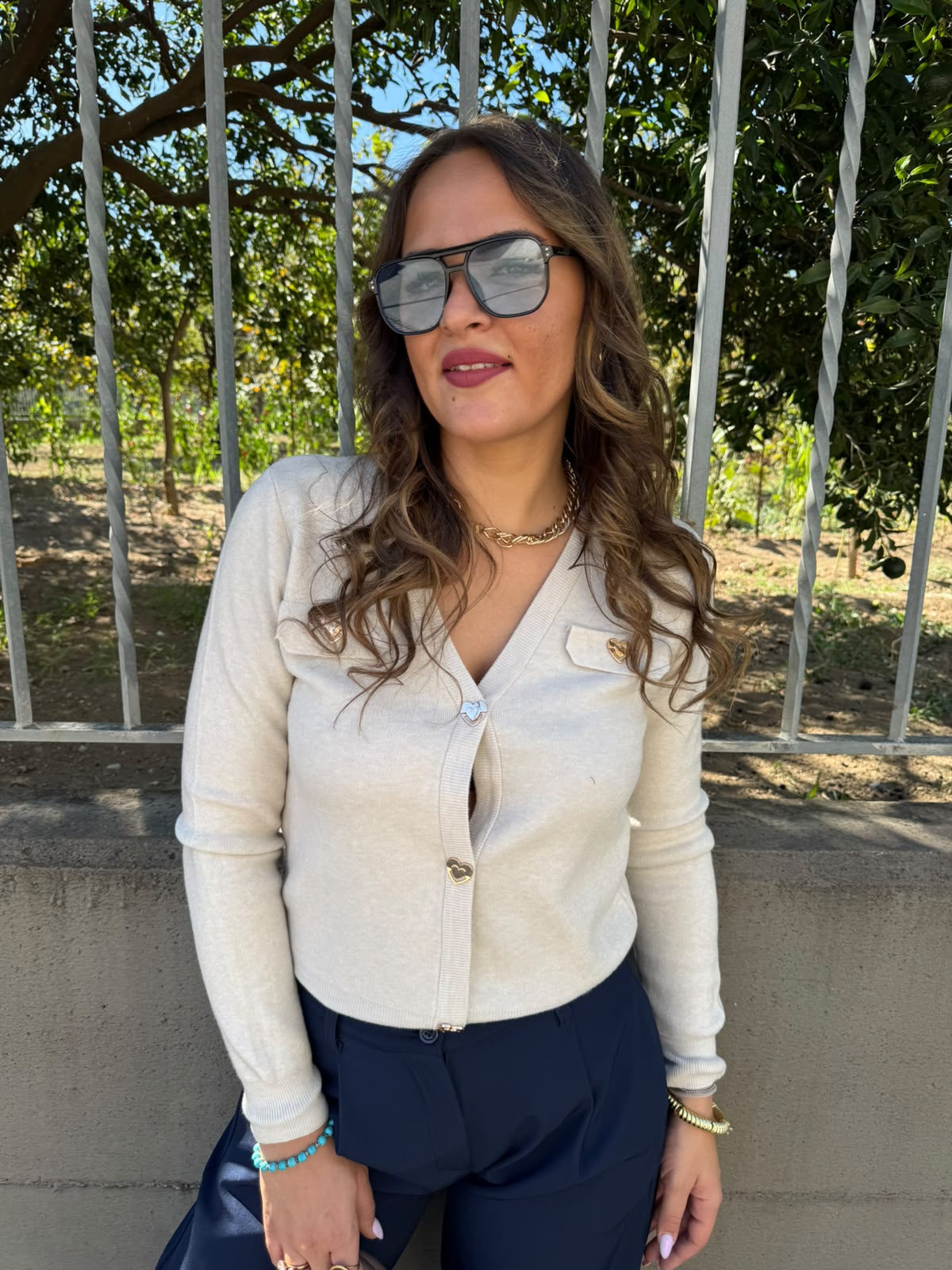Cardigan tinta unita con bottoni a cuore