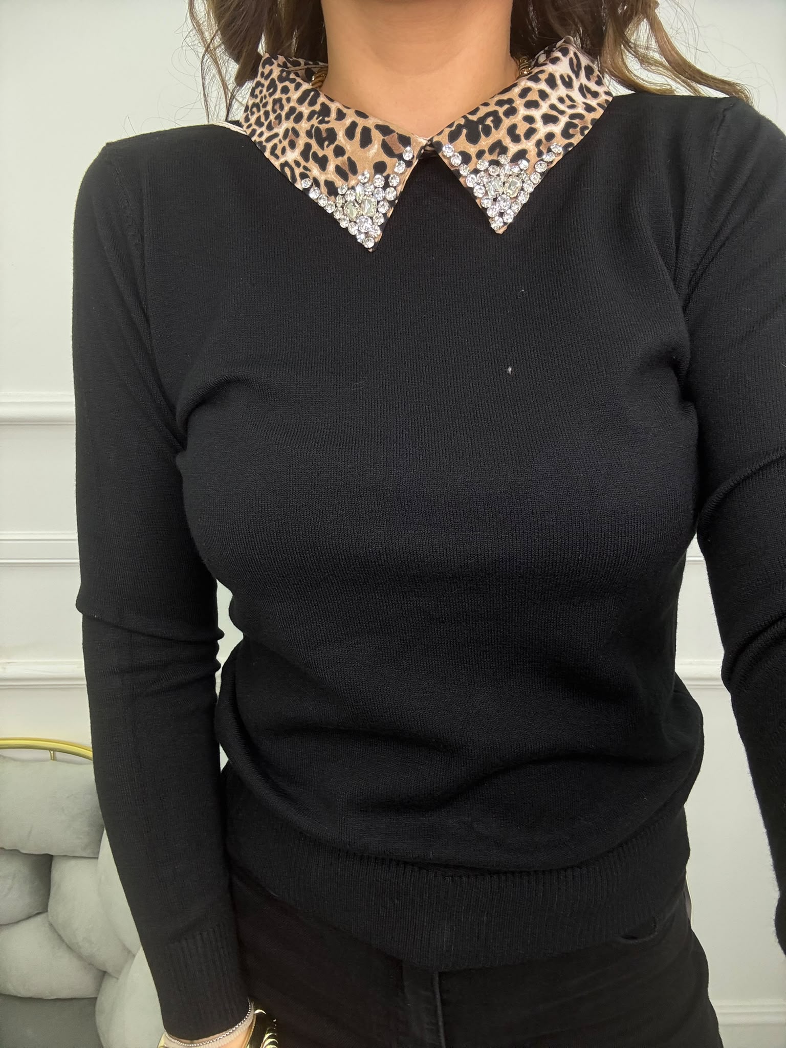 Maglioncino in lana con colletto animalier e swarovski