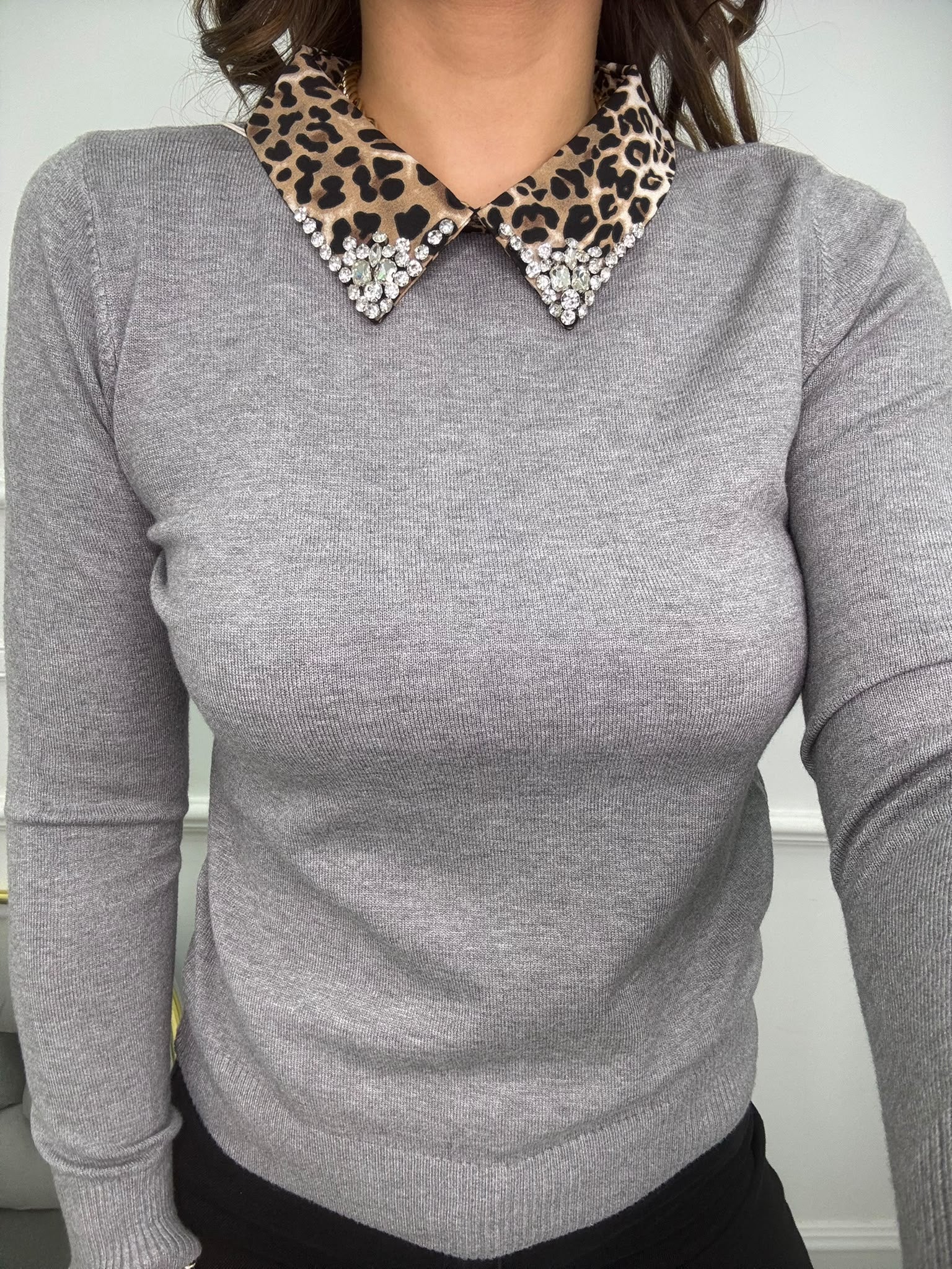Maglioncino in lana con colletto animalier e swarovski
