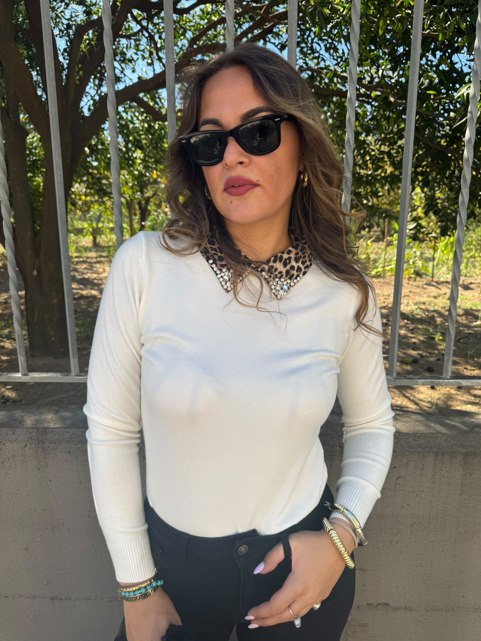 Maglioncino in lana con colletto animalier e swarovski