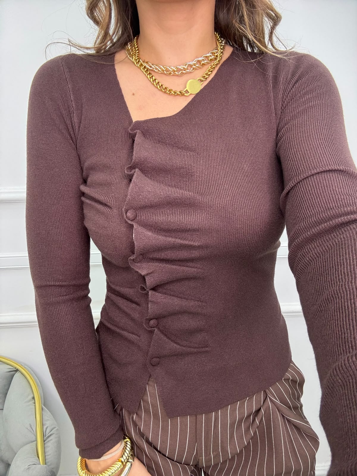 Cardigan con bottoni trasversali e drappeggio