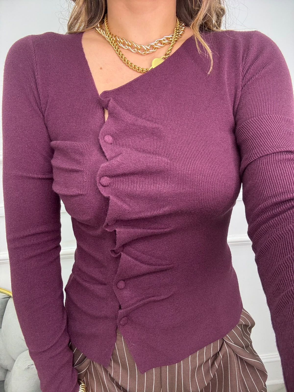 Cardigan con bottoni trasversali e drappeggio