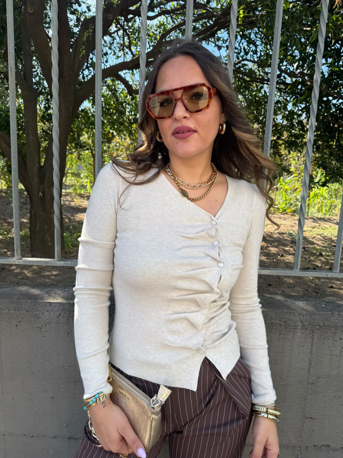 Cardigan con bottoni trasversali e drappeggio