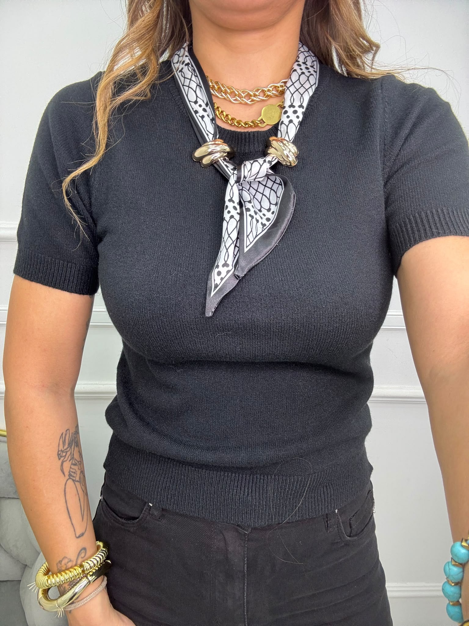 Maglioncino mezza manica con foulard e applicazione oro