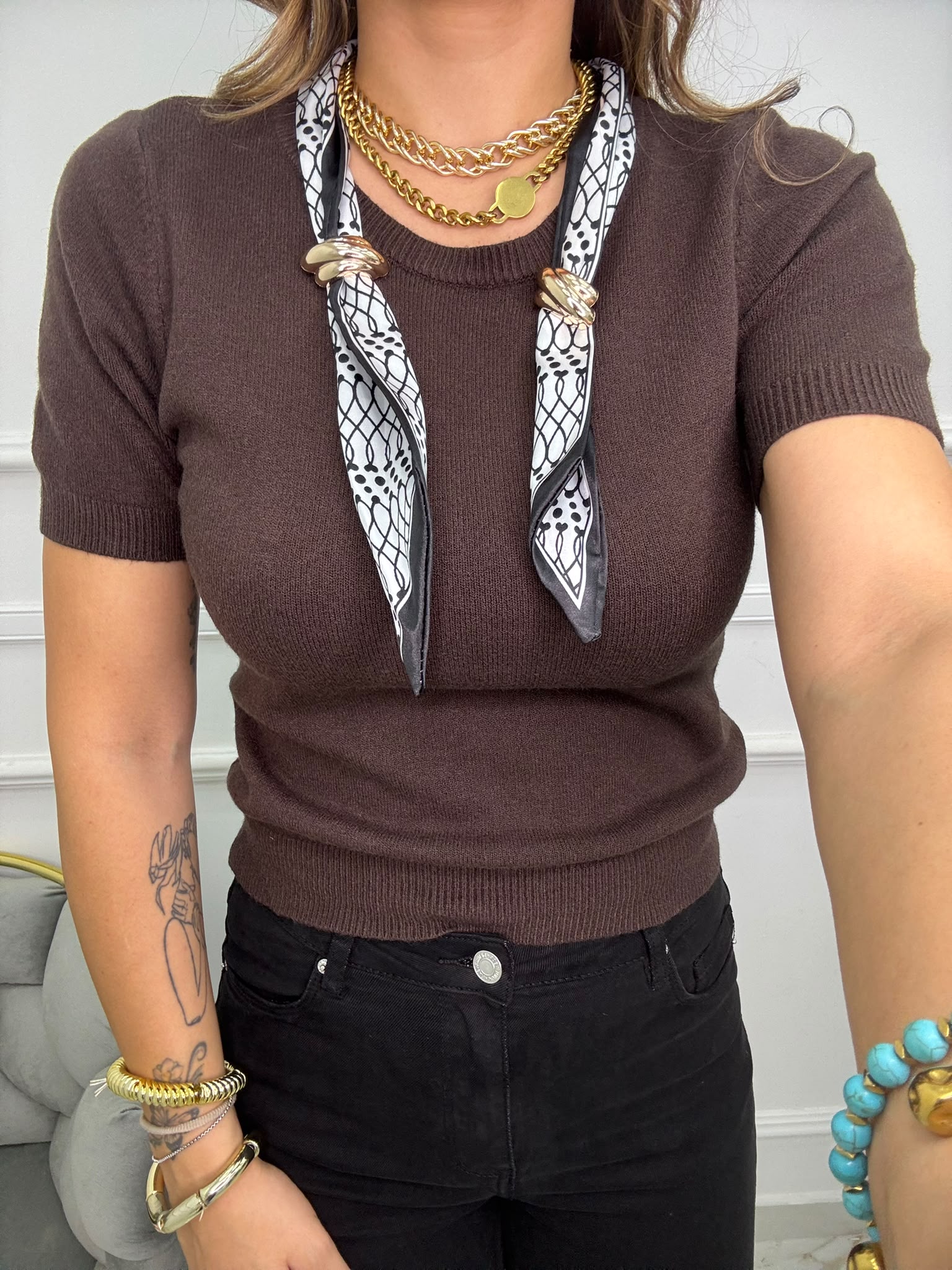 Maglioncino mezza manica con foulard e applicazione oro