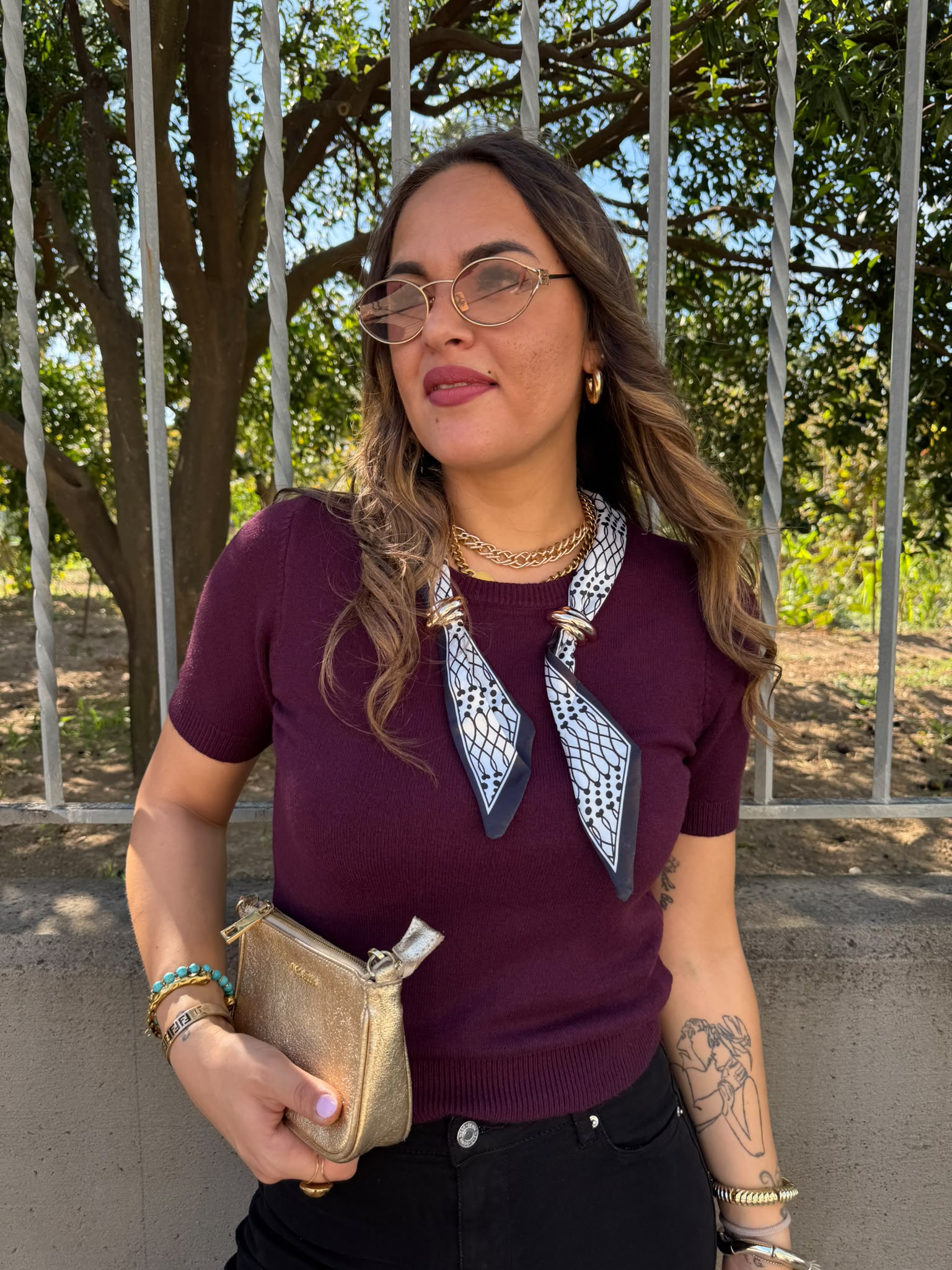 Maglioncino mezza manica con foulard e applicazione oro