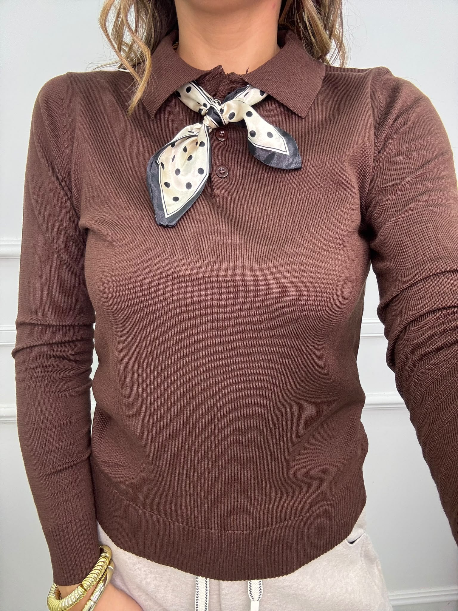 Polo tinta unita con foulard a pois