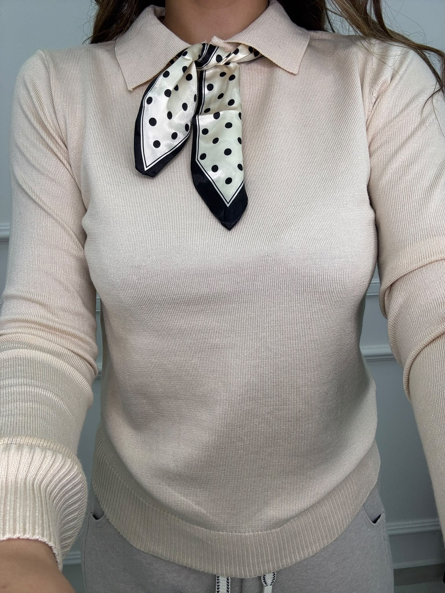Polo tinta unita con foulard a pois