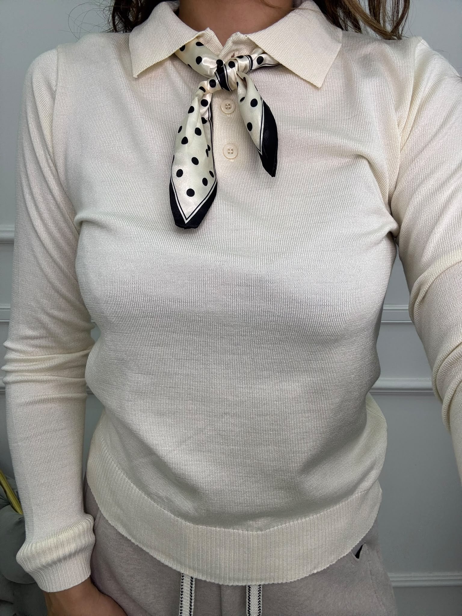 Polo tinta unita con foulard a pois