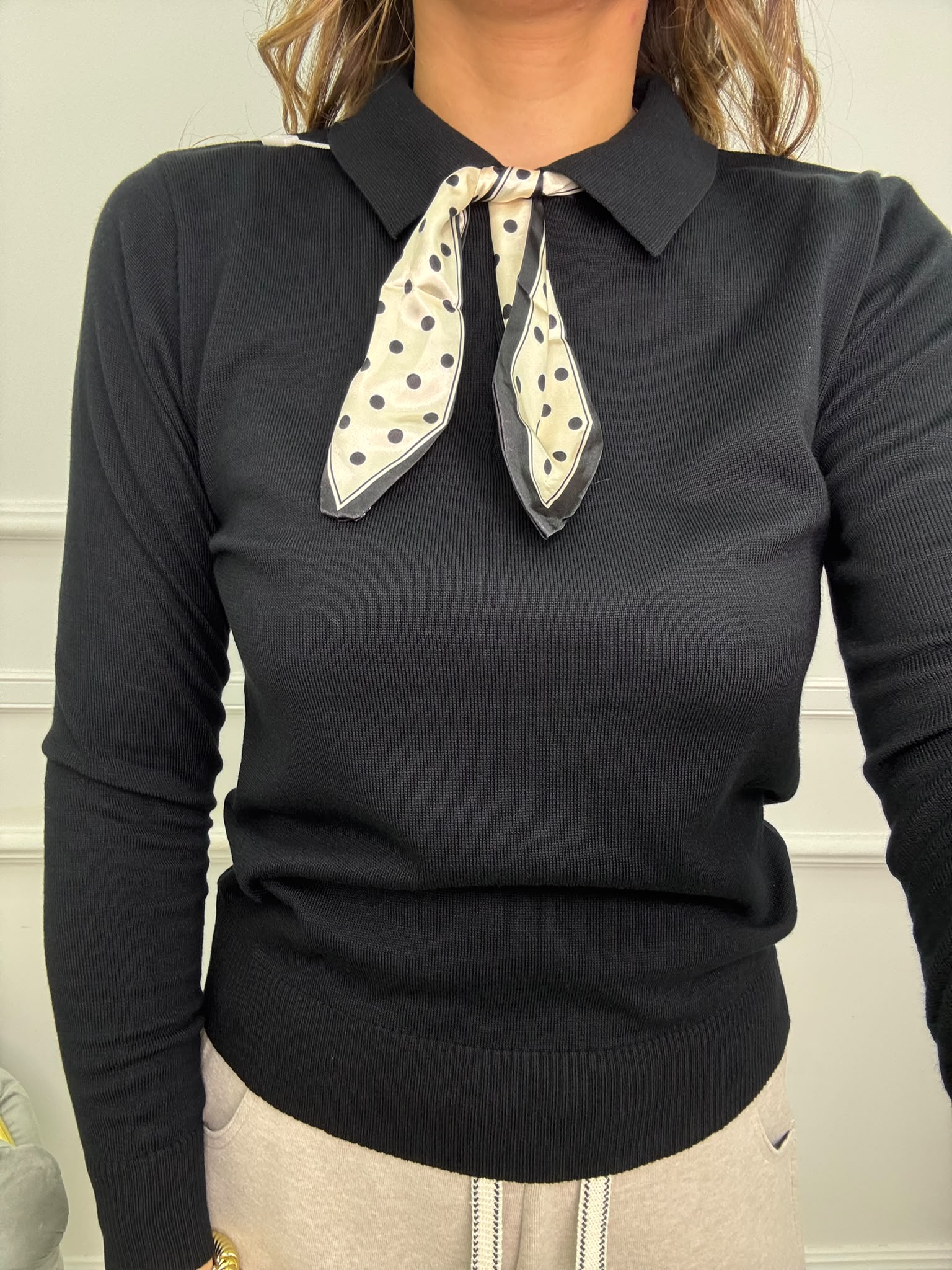 Polo tinta unita con foulard a pois