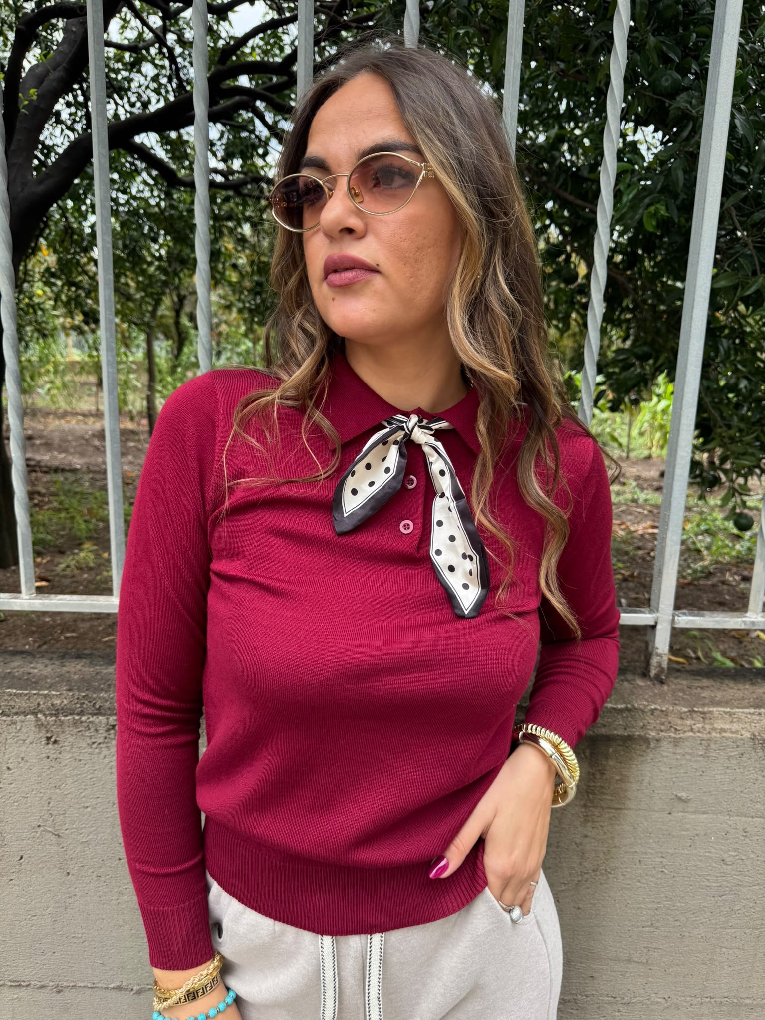 Polo tinta unita con foulard a pois