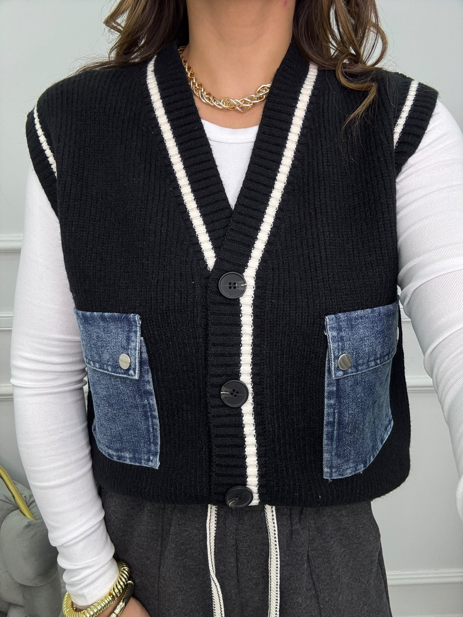 Gilet in lana con tasche in denim