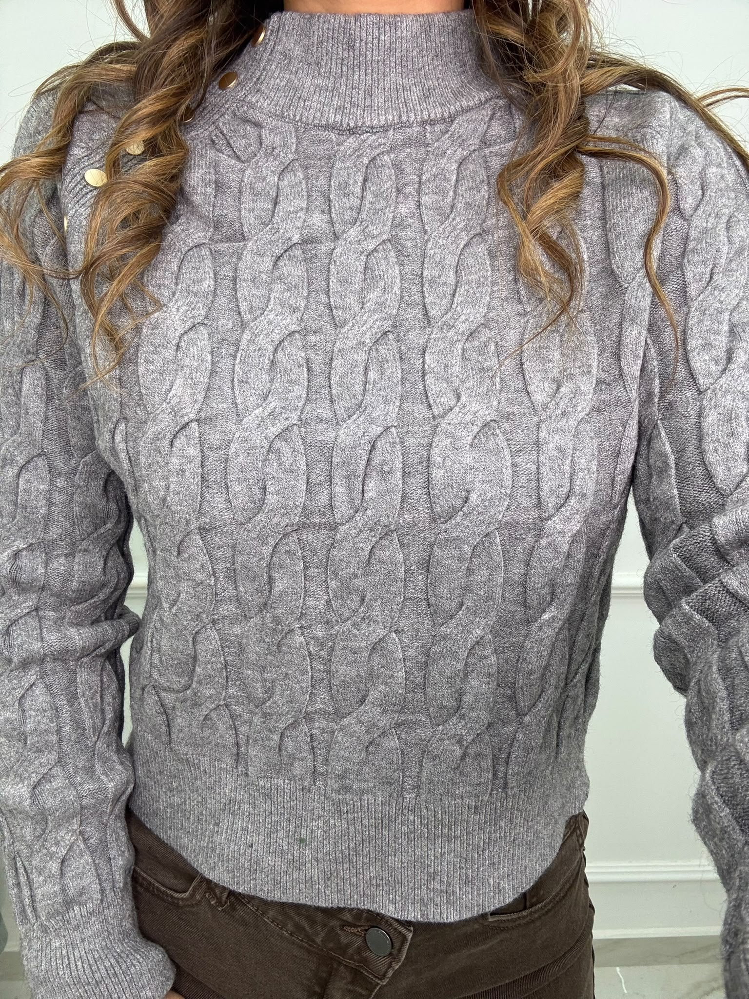 Maglione trama treccia mezzo collo con finti bottoncini