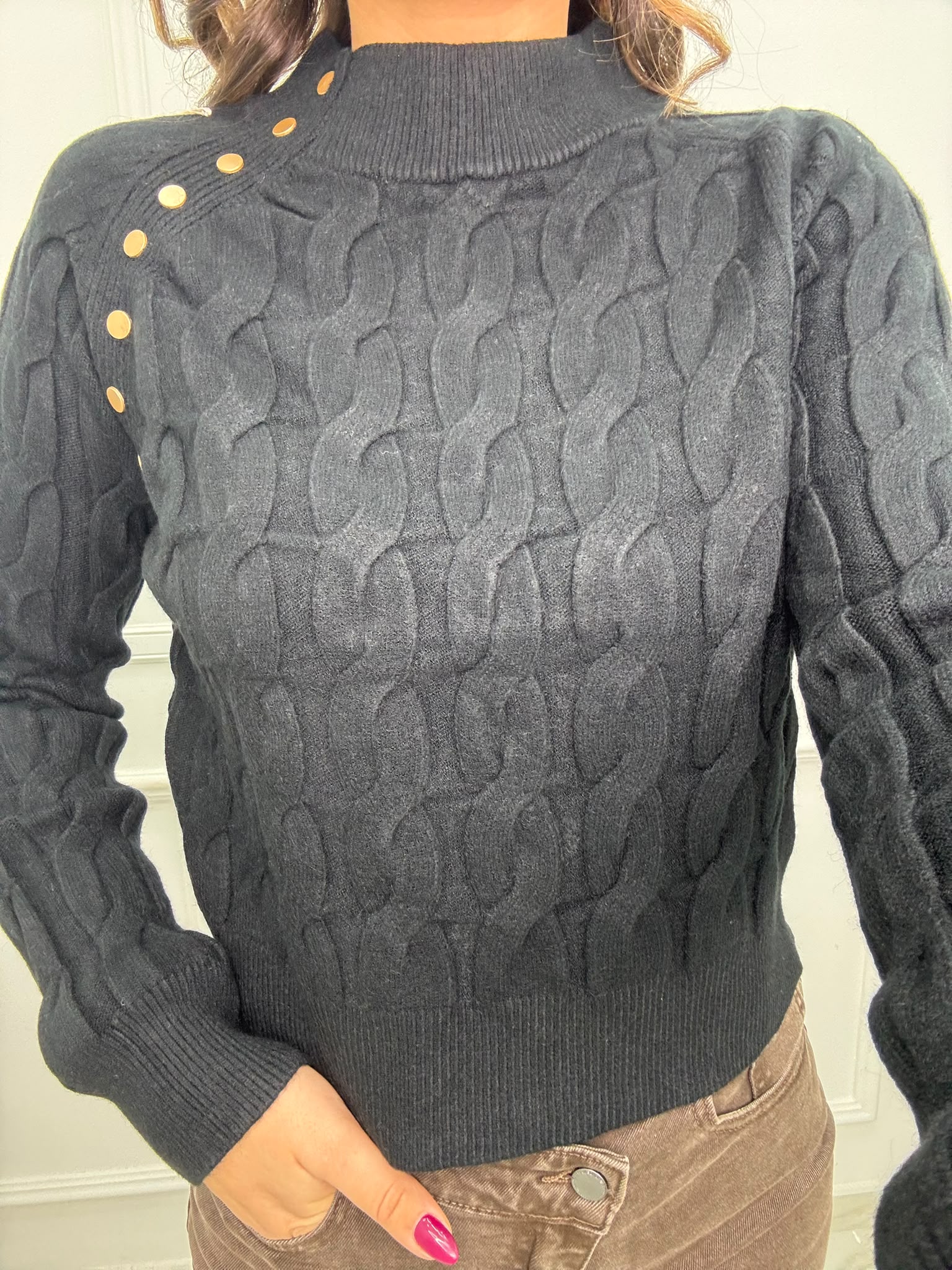 Maglione trama treccia mezzo collo con finti bottoncini