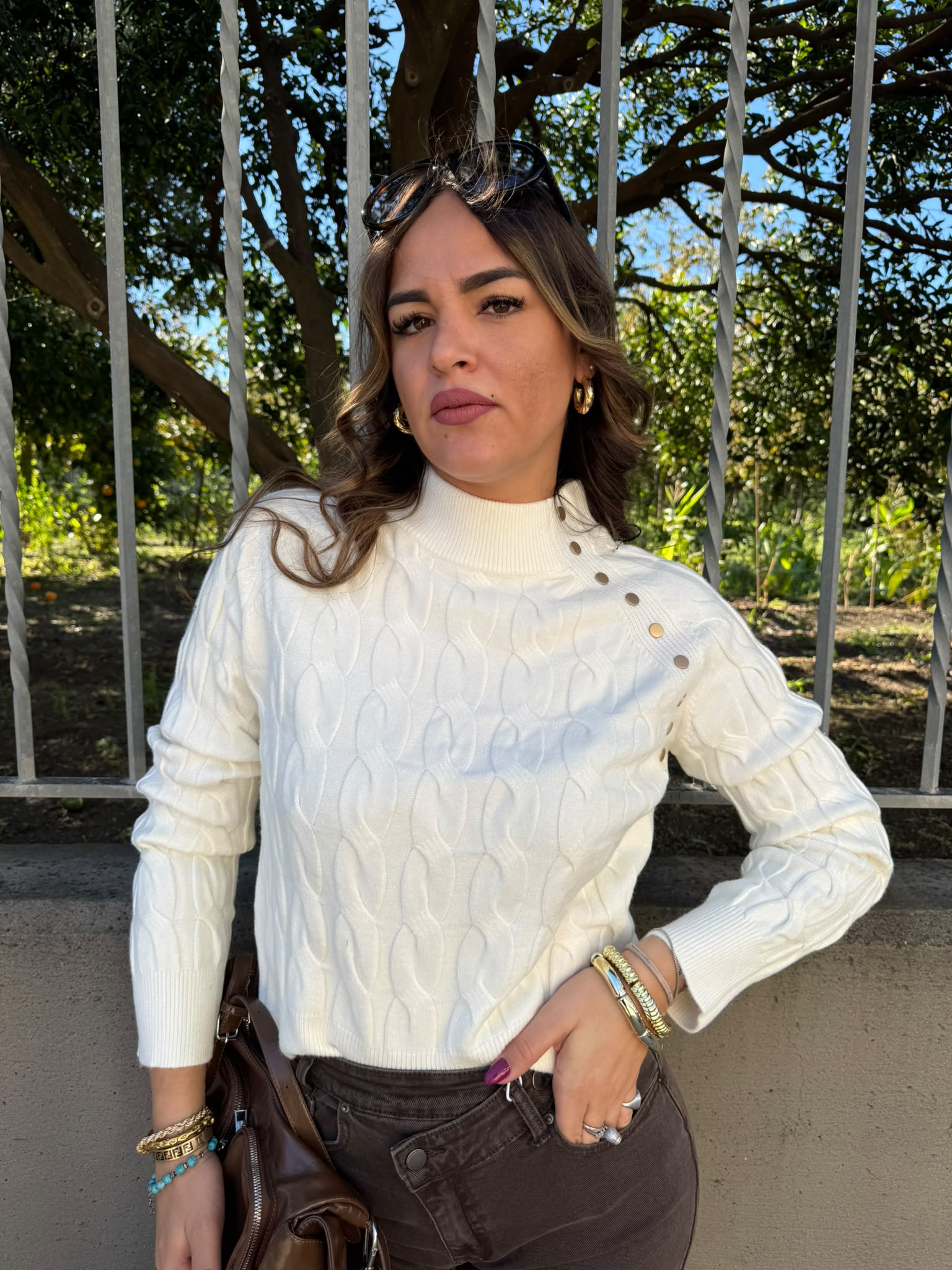 Maglione trama treccia mezzo collo con finti bottoncini