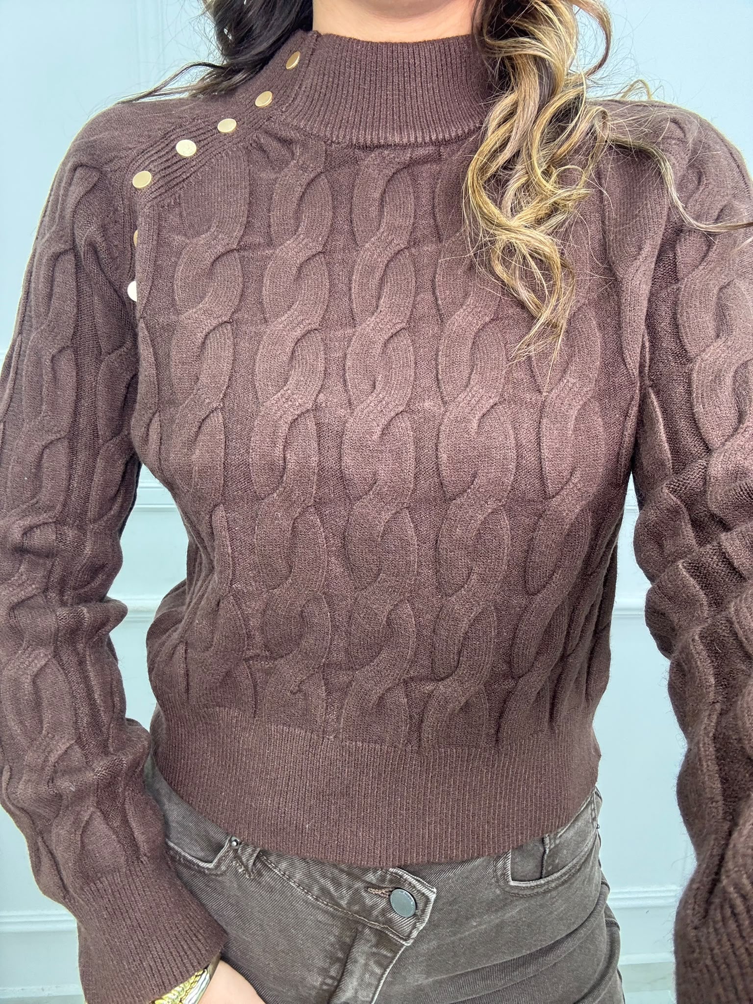Maglione trama treccia mezzo collo con finti bottoncini