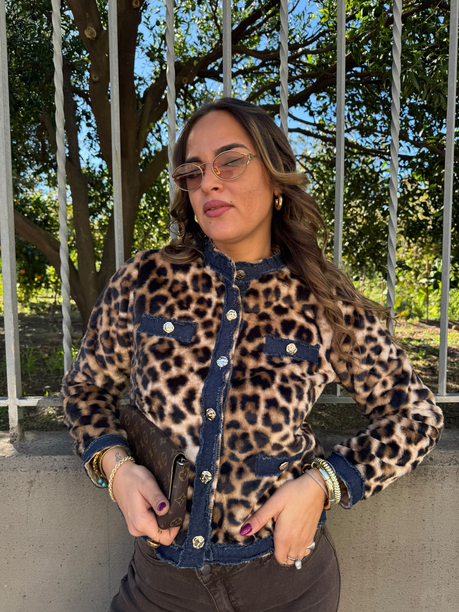 Pelliccia eco animalier con inserti denim