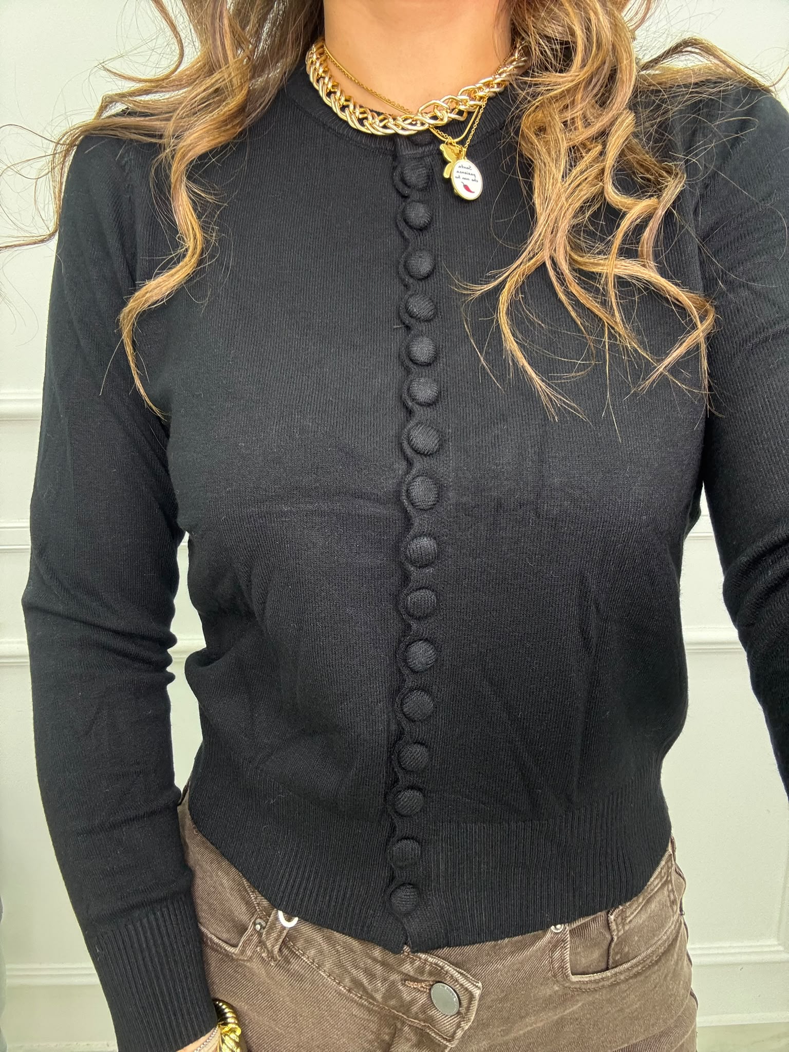 Cardigan con maniche a palloncino e bottoni tono su tono
